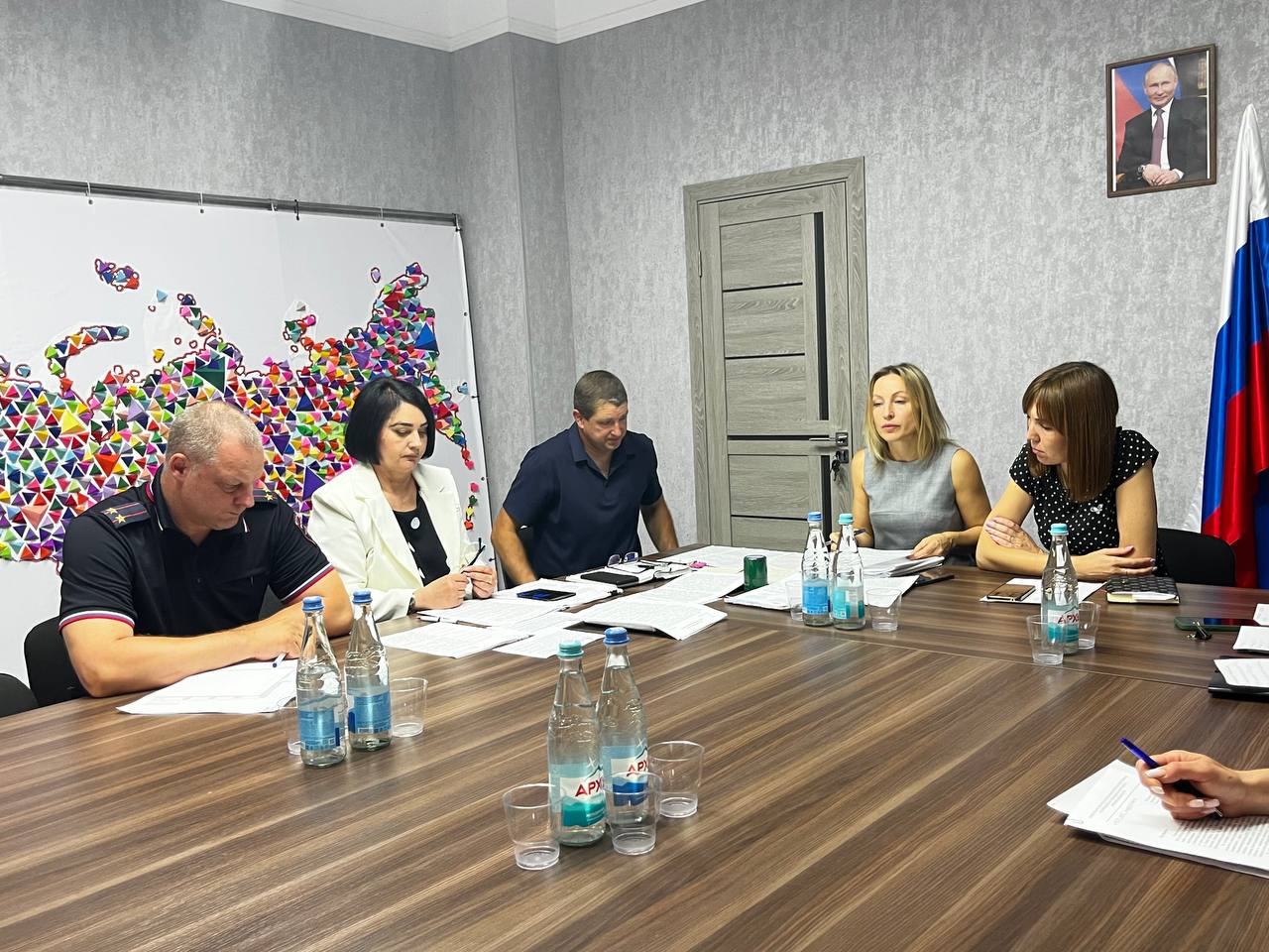 Заседание Комиссии по делам несовершеннолетних и защите их прав Прошло заседание Комиссии по делам несовершеннолетних и защите их прав Мелитопольского муниципального округа. На заседания было рассмотрено 4 материала об административных правонарушениях, совершённых несовершеннолетними. По каждому из дел приняты решения о назначении наказания в соответствии с действующим законодательством. Комиссия действует в интересах защиты прав и законных интересов детей, а также предупреждения повторных правонарушений среди подростков. Подписывайтесь на "Мелитопольский район"