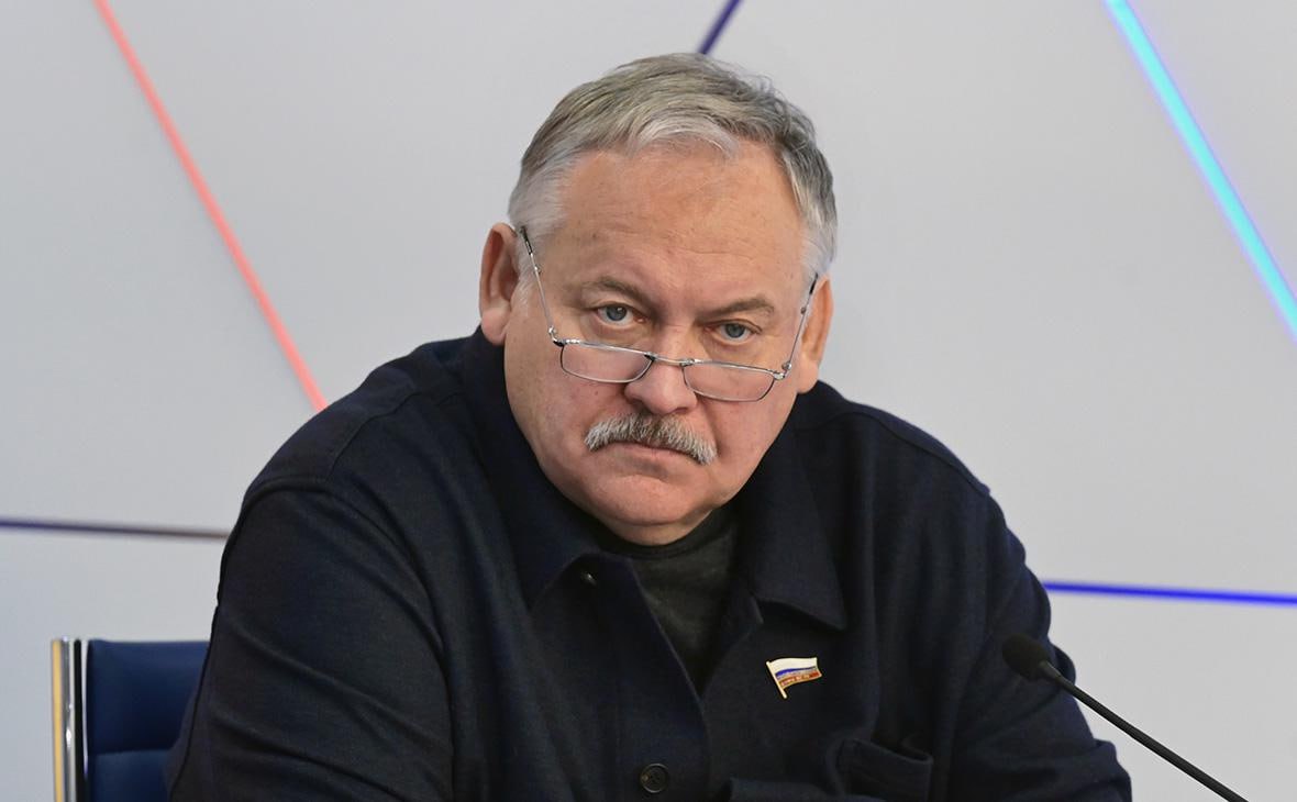 Давно не слышали: Любитель мигрантов депутат Константин Затулин заявил, что детей иностранцев надо принимать в школы без знания русского языка Логика следующая: если их не учить, то они не будут социализироваться и будет только хуже. При этом вариант, где таких людей просто депортируют из России, депутат, видимо, даже не рассматривает. «На самом деле те, кто плохо знает русский язык, их надо учить русскому языку именно в школах, и воспитывать их надо там. В противном случае воспитывать детей мигрантов будут секты или "подворотни"». Варианта, где перед приездом в Россию и походом в школу вопросом базовых навыков ребёнка озаботятся родители, тоже нет. А теперь подумайте сами: в какой нормальной стране можно приехать всей семьёй, сесть на соцпособия и отдать ребёнка в бесплатную школу, где учителя будут мучиться, пытаясь с ним общаться? По итогам 2024 года в России насчитывается более 800 тысяч несовершеннолетних мигрантов. Из них только четверть ходит в школы и почти половина не говорит по-русски. Они живут в своих гетто, в диаспорах, где растёт криминал. Царьград.ТВ — Не боимся говорить правду Подпишись