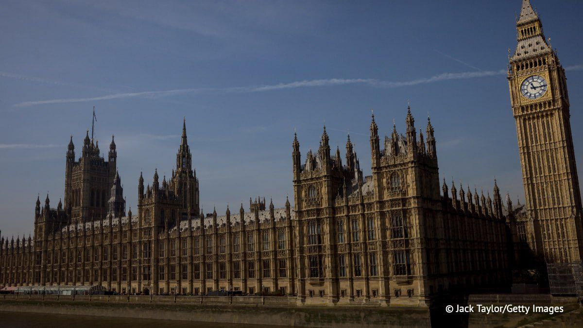 Вестминстерский дворец, где проходят заседания парламента Великобритании, может загореться, как Нотр-Дам. Об этом заявила обозреватель Bloomberg Роза Принс.  По ее словам, здание находится в аварийном состоянии, оно "кишит крысами и постепенно обваливается", и дальше откладывать реставрацию крайне опасно.