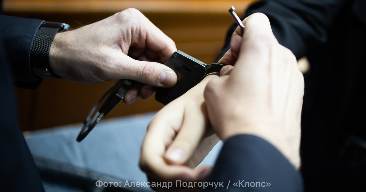 Дело на 800 млн: бывшего замначальника стройуправления Балтфлота подозревают в получении взятки   Бывшего заместителя начальника по сопровождению проектов строительного управления Балтийского флота Михаила Саркисова обвиняют в получении взятки в крупном размере. Об этом сообщили в пресс-службе главного военного следственного управления СК РФ в среду, 13 августа.  «Следствием установлено, что в 2022-2023 гг. между ООО «Комплитстрой групп» и государственным заказчиком заключены контракты на строительство объектов на территории Калининградской области на сумму более 800 млн рублей. Контроль за исполнением контрактов возлагался на Саркисова», — говорится в сообщении СК.  По данным следствия, с января по июнь 2024 года подозреваемый получил от руководителя компании-подрядчика взятку в крупном размере за общее покровительство при выполнении контрактов. В результате условия соглашений выполнены не были.