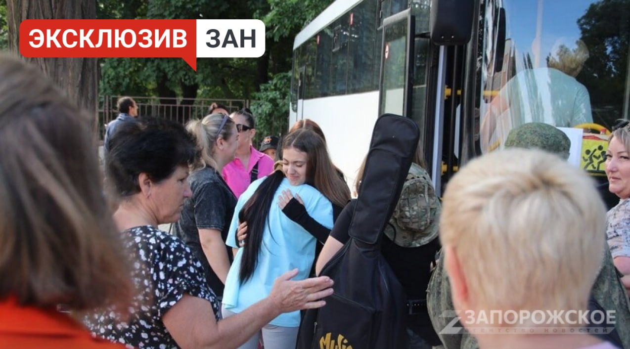 Молодежь Запорожской области отправилась в лагерь «Авангард» в Волгограде   Организаторами поездки выступили Министерство образования и науки Запорожской области и Центр развития военно-спортивной подготовки и патриотического воспитания молодежи «Воин».   «Сегодня Министерство образования и науки Запорожской области совместно с Центром „Воин“ отправили ребят на третью военно-спортивную смену в оборонный лагерь „Авангард“, который находится в Волгоградской области. У нас уже оздоровилось на первой и второй смене более 100 ребят. А сегодня у нас смена самая масштабная — 110 ребят со всей Запорожской области, это подростки 14–17 лет», — сообщила начальник отдела воспитания, организации летнего отдыха и сопровождения одаренных детей Министерства образования и науки Запорожской области Юнита Юдина.  #ЗАНмолодежка     , VK и ОК и читайте новости на нашем сайте
