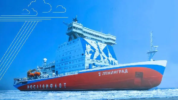 Коммерсант пишет о предлагаемых правительством двух вариантов внебюджетного финансирования строительства атомных ледоколов Ленинград и Сталинград и судна для их обслуживания ставших необходимыми в условиях бюджетных ограничений Согласно обсуждаемой схеме один из вариантов предполагает сбор в 0 2 с каждой тонны экспортного груза в российских портах Второй введение дополнительной платы за перевозки по Севморпути с 2027 года ставка может стартовать с 1 5 за тонну и затем увеличиться до 2 75 в 2030 2031 годах после чего постепенно снизиться к 2035 году При нынешних объемах перевозок первый вариант принес бы 4 млрд руб второй свыше 10 млрд руб на горизонте 10 лет сборы окажутся примерно равными Внебюджетные средства предназначаются для достройки пятого и шестого серийных универсальных атомных ледоколов проекта 22220 и многофункционального судна атомно технологического обслуживания Оба варианта подразумевают допрасходы грузоотправителей что снизит рентабельность арктической логистики