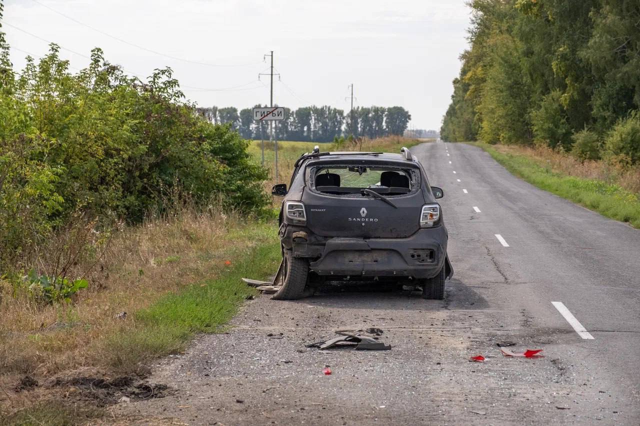 Следственный комитет России возбудил уголовное дело в отношении украинских боевиков, атаковавших автомобиль с детьми   Установлено, что 6 августа в Судже военнослужащие ВФУ атаковали автомобиль с помощью беспилотника, снаряженного взрывным устройством. В машине находились дети 2014 и 2015 года рождения. Дети и водитель автомобиля получили ранения.   Следствию предстоит установить всех причастных к данному преступлению.  Фото Николая Сидоренко     !