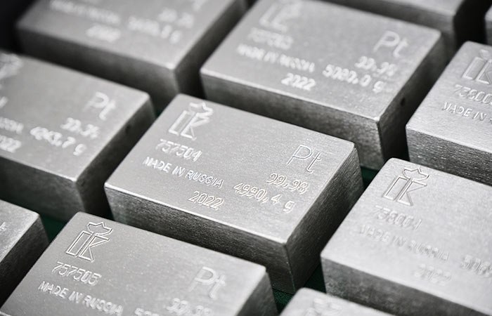Платина подорожала до максимума более чем за десятилетие из-за всплеска спроса на фоне недостаточных поставок металла. Спотовые цены выросли более чем на 2% - до $1350,17 за унцию, что является максимальным уровнем с сентября 2014 года. С начала текущего года платина прибавила в цене свыше 45%. "Бычий" тренд обусловлен значительным дефицитом предложения металла на рынке, а также тем, что производители ювелирных изделий наращивают запасы, сообщает Trading Economics. Эксперты также указывают на рост спроса со стороны азиатских покупателей, особенно из Китая и Индии. Эскалация напряженности на Ближнем Востоке также подстегнула покупки платины, которая используется инвесторами в качестве безопасного актива наряду с другими драгоценными металлами. Фото: Александр Манзюк/ТАСС
