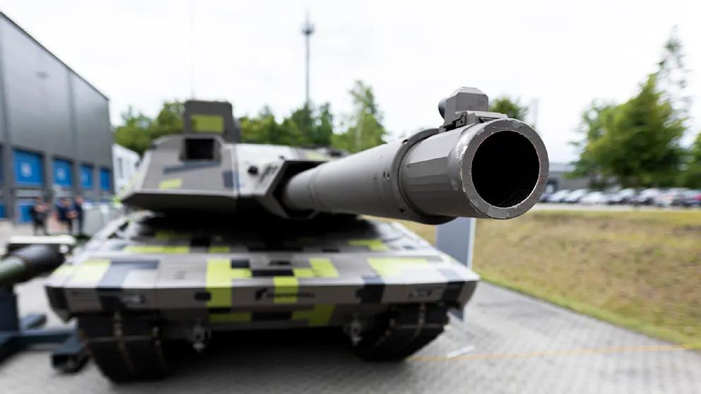 Rheinmetall зарабатывает рекордные суммы на фоне войны и переходит полностью на военку  Пока автомобильная отрасль в Германии буксует, крупнейшая оборонная компания страны — Rheinmetall — показывает рекордные прибыли. За первое полугодие этого года выручка концерна выросла на 24% и достигла 4,7 миллиарда евро, а чистая прибыль составила 475 миллионов, что на 18% больше, чем годом ранее.  «Rheinmetall успешно движется к тому, чтобы стать мировым чемпионом в оборонной отрасли. Наши портфели заказов уже полны и будут пополняться дальше», — заявил гендиректор компании Армин Паппергер.   Сейчас у компании на руках заказов на 63 миллиарда евро, которые предстоит выполнить. Такой рост объясняется резким увеличением спроса на оружие после начала полномасштабного российского вторжения в Украину.   Rheinmetall активно расширяет производство: строит заводы, переводит гражданские предприятия на выпуск военной продукции и открывает новые мощности в Европе.   «Мы усердно работаем, чтобы значительно увеличить выручку и инвестируем в разных странах, чтобы создать новые производственные мощности», — отметил Паппергер.    В ближайшее время Rheinmetall откроет крупнейший в Европе завод по производству боеприпасов в городе Унтерлюс в Нижней Саксонии. Расширяется и производство военной техники в Нойсе.  Автомобильное направление, которое раньше было важной частью Rheinmetall, теперь уходит на второй план. В этой сфере выручка упала — и концерн уже ведет переговоры о продаже бизнеса.