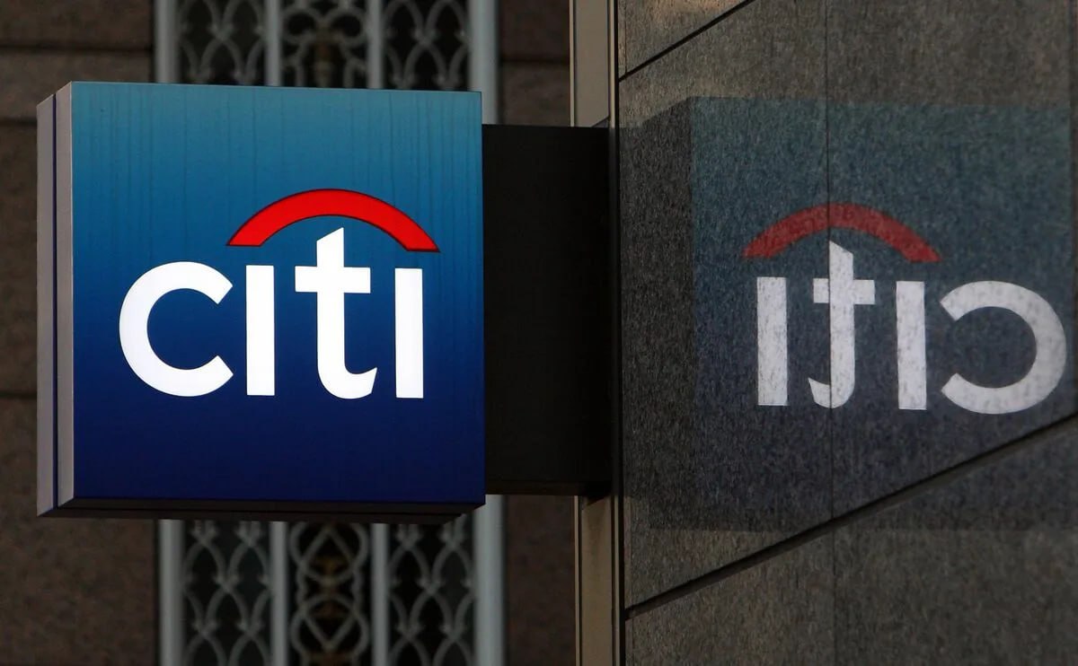 Citigroup Inc превзошла прогнозы Уолл стрит по выручке во всех пяти основных направлениях своей деятельности Это помогло компании справиться с растущими расходами на оплату труда и реализовать план по продаже своего розничного подразделения в Мексике C Общая выручка выросла на 9 благодаря тому что подразделения компании занимающиеся рынками банковским делом услугами активами и розничной торговлей в США установили рекорды за третий квартал говорится в заявлении нью йоркской компании опубликованном во вторник Трейдеры работающие как с акциями так и с продуктами с фиксированным доходом превзошли прогнозы аналитиков заработав в общей сложности 5 6 миллиарда долларов что на 15 больше чем годом ранее