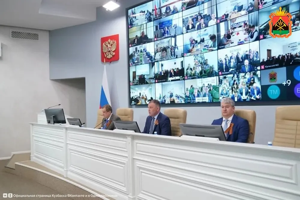 Илья Середюк паводковая ситуация в Кузбассе остается под контролем На еженедельном аппаратном совещании губернатор Кузбасса Илья Середюк уделил особое внимание организации противопаводковых мероприятий Также глава региона рассказал о ходе восстановительных работ на дороге Бийск Новокузнецк К нынешнему моменту уже достигнут важный результат открыт временный проезд вдоль поврежденного участка для легкового и специального транспорта