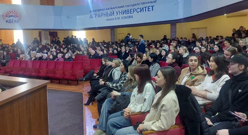 Полицейские г. Нальчика провели со студентами и преподавателями разъяснительную беседу по предупреждению кибермошенничества   В Кабардино-Балкарском государственном аграрном университете им. В.М. Кокова состоялась профилактическая акция «Вместе против мошенников!», направленная на предупреждение IT-преступлений.  Следователь следственного отдела Управления МВД России «Нальчик» лейтенант юстиции Алина Созаева и участковый уполномоченный полиции УМВД капитан полиции Радис Рахаев встретились с преподавателями и студентами образовательного учреждения и проинформировали собравшихся о наиболее распространённых видах дистанционного мошенничества.  Вместе с сотрудниками полиции участие в профилактическом мероприятии приняли представители Общественного совета при Управлении МВД России «Нальчик» Хамидби Боготов и Марат Хамоков.  Полицейские и общественники порекомендовали быть предельно бдительными и осторожными в телефонном разговоре с незнакомыми людьмии не совершать переводов денежных средств по их указанию, не сообщать им свои персональные данные и реквизиты банковской карты, а также посоветовали не переходить по незнакомым ссылкам из смс-сообщений.  - Если вам позвонил незнакомый и представился работником банка и пытается убедить вас перечислить деньги на «резервный» или «безопасный» счет, а также просит сообщить конфиденциальную информацию по телефону, не верьте – это мошенники. Немедленно прервите разговор и свяжитесь с оператором банка.  Подробно сотрудники полиции рассказали о мошенничестве на инвестициях, которое становится все более распространенным.  Они подчеркнули, что работодатели крупных организаций не нуждаются в рекламе и не предлагают незнакомым гражданам быстрого заработка под видом инвестиции.  В завершение мероприятия организаторы акции призвали предостеречь от мошеннических действий своих родственников и знакомых.  #МВДРоссии #МВДпоКБР #СледственныйОтдел #УУП #ПрофилактикаДистанционногоМошенничества