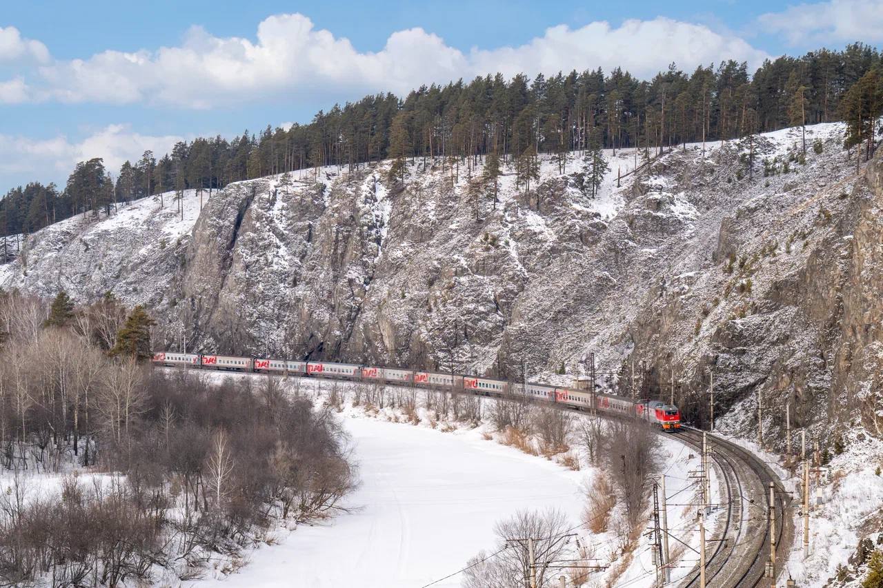 Планируем путешествия на февральские и мартовские праздники Порядка 3 8 тыс регулярных и дополнительных поездов АО ФПК обеспечат перевозки пассажиров в праздничные выходные февраля и марта  Около 1 9 тыс поездов отправятся с 20 по 23 февраля  Более 1 8 тыс поездов отправятся с 6 по 9 марта Дополнительные поезда в праздничные дни будут курсировать в сообщении Москва Пермь Москва Екатеринбург Москва Уфа Москва Саратов Москва Ижевск Москва Казань Москва Белгород Санкт Петербург Архангельск Ростов на Дону Кисловодск Ростов на Дону Роза Хутор Для тех кто не успел в новогодние праздники увидеть северное сияние и насладиться снежными красотами Карелии будет курсировать поезд 218 217 Москва Петрозаводск  20 27 февраля 6 13 20 27 марта из столицы  в обратном направлении 23 февраля 1 9 15 22 29 марта В международном сообщении назначен дополнительный поезд 249 250 Санкт Петербург Минск Отправление из Северной столицы 20 февраля и 6 марта из столицы Республики Беларусь 21 февраля и 7 марта В праздничные дни также будут курсировать туристские поезда Серебряный маршрут По Золотому кольцу Байкальский экспресс Выходные в Домбае В Карелию Зимняя сказка Белорусский вояж