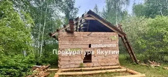 Самострой в заповедниках девять регионов в том числе Якутия нарушили режим ООПТ Общественный совет при Минприроды РФ выявил самострой на особо охраняемых территориях в нескольких субъектах страны в том числе в Якутии Однако в Республике Саха незаконную постройку уже снесли об этом журналисту ИА YakutiaMedia сообщил министр экологии природопользования и лесного хозяйства республики Евгений Перфильев Незаконные постройки были найдены как минимум в девяти регионах России на территориях заповедников и национальных парков Среди них Сочинский нацпарк Краснодарский край Плещеево озеро Ярославская область Куршская коса Калининградская область Югыд ва Коми ресурсный резерват Барайы Якутия Берингия Чукотка Водлозерский парк Карелия Лосиный Остров Москва и Московская область Также под угрозой ООПТ в Калмыкии и Ростовской области Фото прокуратуры Якутии Подробнее в МАХ