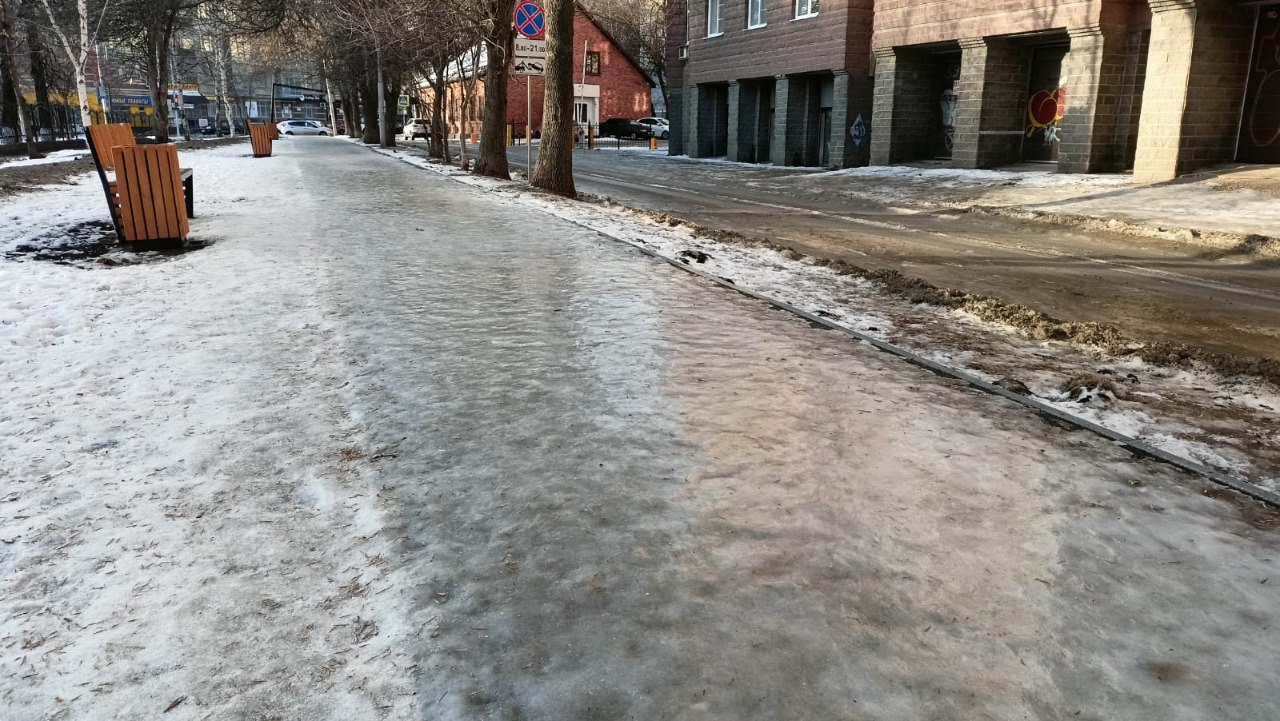 В Уфе более тысячи человек пострадали из-за гололеда   Ежедневно в городскую клиническую больницу №21 обращаются от 80 до 120 пострадавших, большинство из них – с переломами и травмами конечностей.   За последний месяц травмпункт принял около двух тысяч человек, причем более половины из них пострадали на улице.  В моменте в последней декаде января после аномальных погодных качелей с оттепелью и морозами тротуары Уфы больше напоминали каток.  Честно говоря   - подписывайтесь