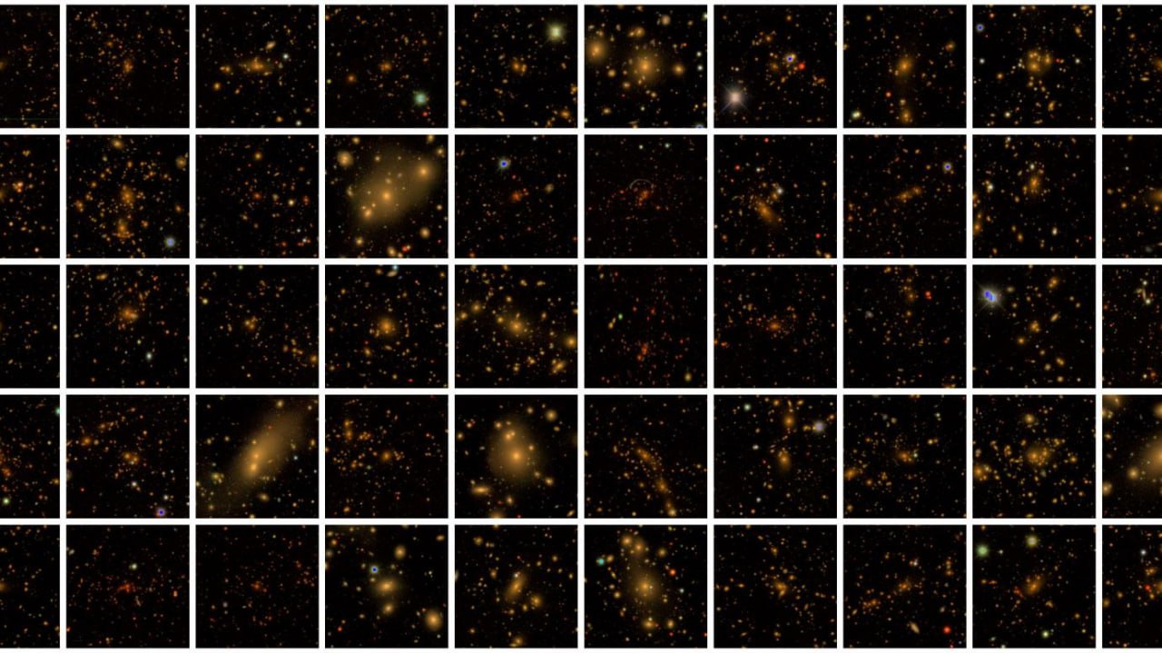 Гигантские скопления галактик подтвердили правоту физиков о законах Вселенной Шесть лет телескоп проекта Dark Energy Survey в чилийских горах фотографировал южное небо Итог работы новая карта галактических скоплений самых массивных структур во Вселенной Команда из 66 учёных под руководством Чикагского университета использовала эти данные для проверки фундаментальных законов космоса Что такое галактические скопления Наша местная группа насчитывает около 50 галактик это скромный пригород А вот эти гиганты объединяют сотни и тысячи галактик удерживаемых гравитацией Их масса настолько огромна что скопления становятся природными линзами для изучения невидимых сил тёмной материи стягивающей галактики и тёмной энергии которая их расталкивает В космологии назревал конфликт известный как напряжение S8 Число S8 показывает насколько комковатая Вселенная сколько в ней структур Измерения методом гравитационного линзирования намекали что современная Вселенная менее структурирована чем предсказывает модель Lambda CDM на основе данных о ранней Вселенной Трещина в нашем понимании физики Новый анализ галактических скоплений говорит нет трещины нет Значение S8 совпадает с предсказаниями Lambda CDM Чан Хао То из Чикагского университета подчёркивает важность результата это независимый метод измерения Когда разные подходы дают одинаковый ответ уверенность растёт Работа со скоплениями полна подвохов Они могут прятаться друг за другом искажая подсчёты Чихвей Чанг из той же команды объясняет если насчитать меньше скоплений можно ошибиться в количестве тёмной материи во Вселенной Но исследователи утверждают что учли все осложнения Следующее поколение телескопов обсерватория Рубина и космический телескоп Нэнси Грейс Роман кардинально расширят число картированных скоплений Каждое новое скопление добавляет кусочек к космической головоломке о природе тёмной энергии и материи nezemnoy telegram