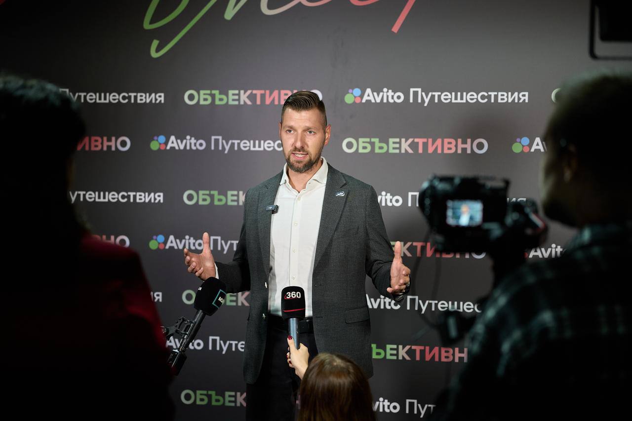 Рост рынка посуточной аренды жилья в России в этом году составит 22 сообщили на конференции Объективно от Авито Путешествия При этом предложений на платформе увеличилось на 26 загородного жилья на 32 а летом туристам было доступно на платформе до 500 тысяч объектов против 400 тысяч годом ранее Если темпы сохранятся к 2028 году рынок достигнет 549 млрд рублей Конкуренция в бизнесе растет а просто увеличивать количество объектов уже недостаточно Директор Авито Путешествий Артём Кромочкин отмечает что для устойчивого роста доходов владельцам нужно продуманно выбирать объекты адаптироваться под запросы гостей и использовать технологические платформы например систему OTA Те кто игнорирует цифровые инструменты и клиентский опыт рискуют остаться в тени более продвинутых конкурентов nedvizha