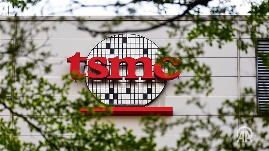 Тайваньская компания TSMC крупнейший в мире производитель чипов будет выпускать передовые 3 нанометровые чипы на второй фабрике в японской префектуре Кумамото Генеральный директор TSMC Ц Ц Вэй в ходе встречи с премьер министром Японии Такаити Санаэ заявил что компания планирует производить самые современные чипы чтобы удовлетворить растущий спрос на полупроводники в секторах связанных с искусственным интеллектом в Японии В связи с этим на второй фабрике в Кумамото вместо менее продвинутых чипов с техпроцессом 6 12 нм будет организовано производство чипов по 3 нанометровому техпроцессу Подробнее на нашем сайте v aa com tr 3821760 24 7 в сутки с Агентством Анадолу