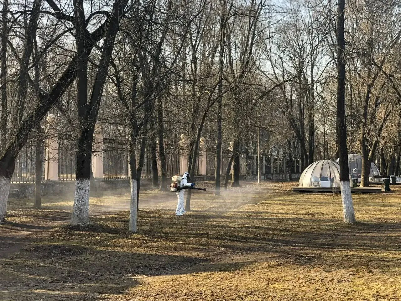 С завтрашнего дня в муниципальных парках начинается плановая противоклещевая обработка территорий Акарицидные мероприятия запланированы на 10 общественных пространствах общей площадью порядка 132 га 4 мая до 17 00 в связи с санитарной обработкой для посещения закроется Автозаводский парк В этот же день работы пройдут на первом и втором парковых озёрах 5 мая до 17 00 будут обрабатывать территории парков имени 1 Мая и Светлоярский 6 мая Дубки и Станкозавода 7 мая парк им Я М Свердлова и зону отдыха Щёлоковский хутор Подобные мероприятия запланированы и в Швейцарии Дата обработки уточняется Следите за соцсетями парка и Дирекции парков и скверов Напомню что санитарные работы проводятся традиционно для обеспечения безопасности нижегородцев и гостей города на территориях отдыха Прошу воздержаться от посещения общественных пространств в дни проведения обработок а также соблюдать осторожность и следить за детьми и питомцами Даты акарицидных мероприятий могут быть скорректированы в зависимости от погодных условий Я в MAX