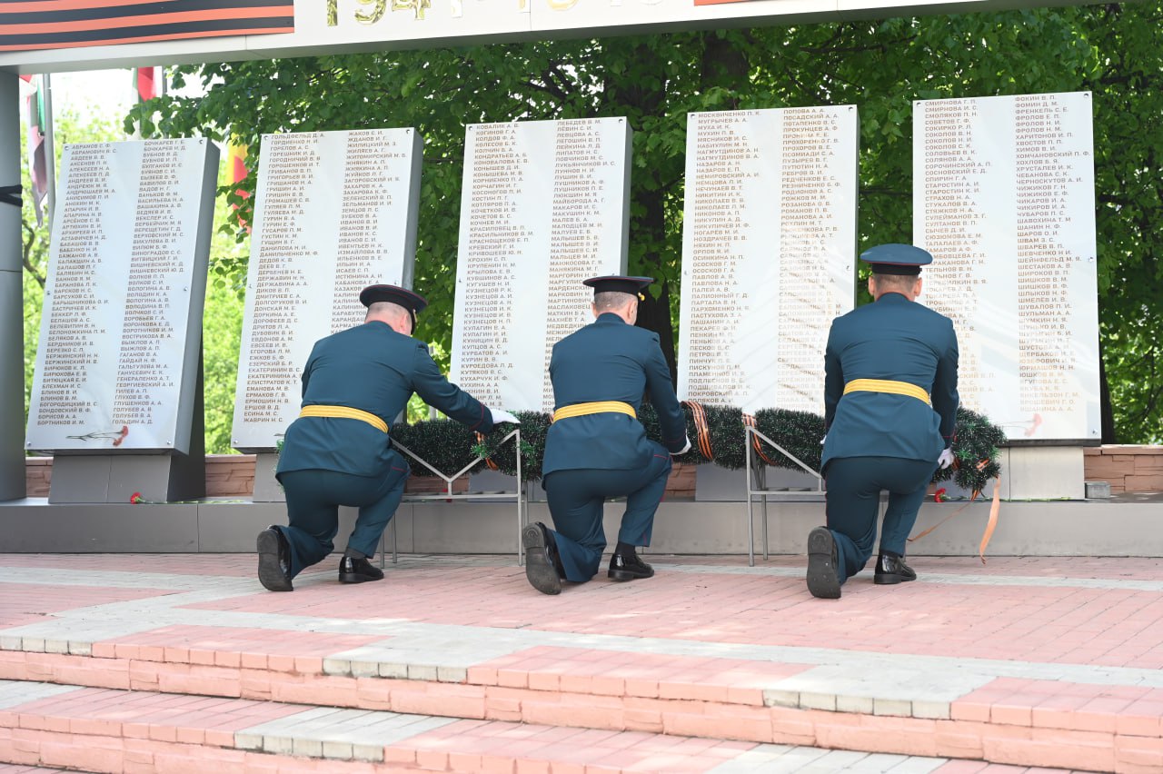 60 имён фронтовиков пополнили экспозицию мемориала «Они сражались за Родину!» в ПГУ Накануне 80-летия Великой Победы состоялась торжественная церемония, в которой приняли участие ректор, президент ПГУ, ветераны университета, представители коллектива. Мемориал «Они сражались за Родину!» был открыт ровно 10 лет назад. На его скрижалях изначально были размещены 420 имён студентов, преподавателей и сотрудников вуза, принимавших участие в сражениях Великой Отечественной войны. Теперь это список из 480 ветеранов. Среди них немало личностей, о которых рассказывалось в проекте «Научный полк ПГУ»: ректор Василий Милосердов, проректор Сергей Абрамов, тренер-преподаватель Марк Верховский, доцент Мария Лаврова, проректор Николай Князев, зам.директора Иван Горошенков, лаборант Алексей Глушенков, секретарь комсомольской организации Виктор Тельнов, выпускник Николай Шлыков и другие. #научныйполк