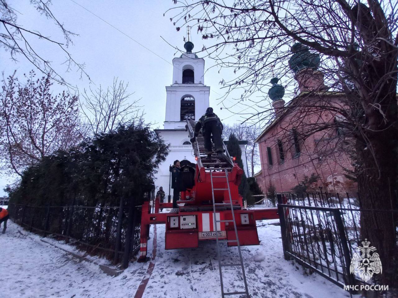 Сегодня утром в Вознесеновской церкви случился пожар.   Возгорание началось на колокольне. Обошлось без пострадавших.   Предварительно, случилось замыкание электропровода в перекрытии площадки звонницы. Пожарные демонтированы железные и деревянные перекрытия, открытого горения не было. Эвакуировано 11 человек.    Подпишись на «Ярославль №1»