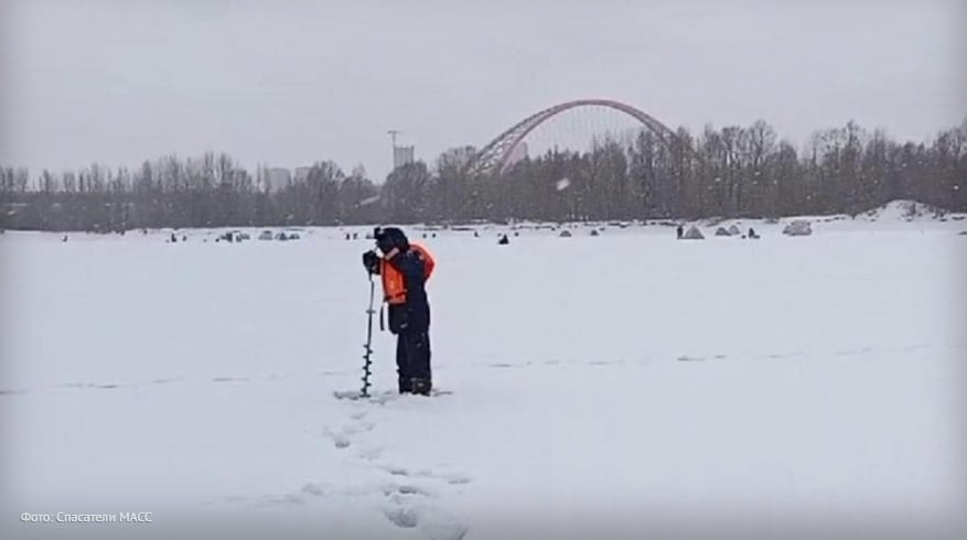 Рыбаков предупредили об опасной снежнице в Новосибирске  ⏺ Спасатели МАСС предупреждают рыбаков Новосибирской области об опасности образования снежницы на льду. Это опасное явление, во время которого на поверхности льда появляются незаметные проталины. По словам спасателей, снежница может внезапно обрушиться под тяжестью снега, что может привести к падению людей в воду.   ⏺ Кроме того, в условиях снежницы видимость может резко ухудшаться, затрудняя ориентирование на льду. Также спасатели напоминают рыбакам, что снежница скрывает под собой лунки, в которые можно провалиться. В связи с этим рыбакам рекомендуется соблюдать максимальную осторожность на льду и воздержаться от рыбалки в опасных условиях.