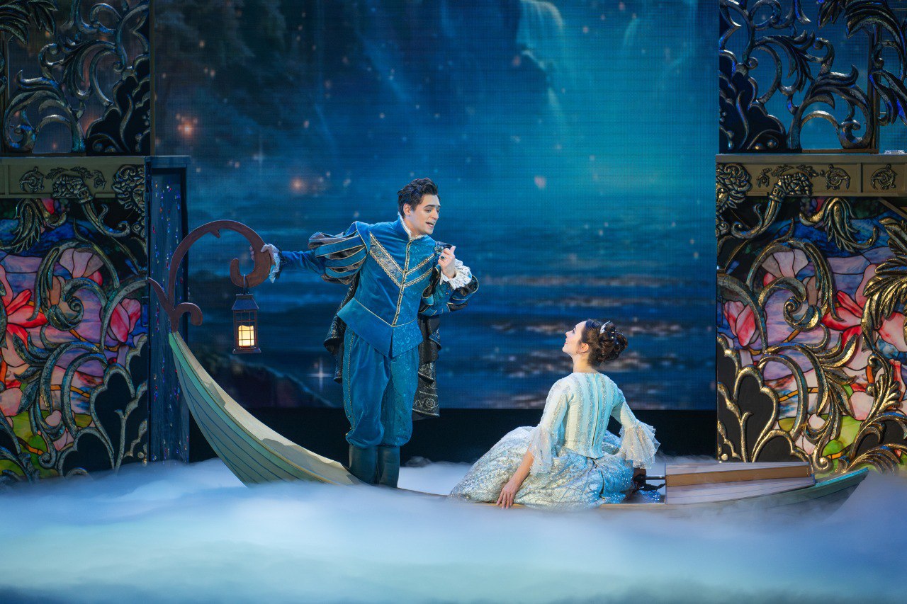 8 и 9 ноября в Московском театре оперетты с аншлагом прошла премьера обновлённой версии мюзикла Андрея Семёнова Золушка Спектакль вернулся на сцену с современными визуальными эффектами новой хореографией и звёздным составом артистов С 2007 года мюзикл для всей семьи радовал зрителей Московского театра оперетты За эти годы спектакль стал настоящей семейной традицией и завоевал любовь юных театралов В этом сезоне известная детская сказка Шарля Перро вновь обрела жизнь на театральной сцене и вернулась в обновлённом виде современные визуальные эффекты невероятные фокусы и перевоплощения абсолютно новая хореография ещё более яркие декорации и динамичное действие Постановочную группу спектакля составили музыкальный руководитель и дирижёр Андрей Семёнов режиссёр постановщик и автор либретто по одноимённому сценарию Евгения Шварца Жанна Жердер балетмейстер постановщик Игорь Маклов художник постановщик Сергей Новиков художник по костюмам Елена Чепелева художник по свету Александр Сиваев Премьеру украсил звёздный состав На сцену вышли признанные мастера театра народные артистки России Елена Ионова и Елена Зайцева заслуженный артист России Пётр Борисенко а также Александр Фролов Наталия Мельник Василиса Николаева Владислав Кирюхин Дмитрий Лебедев и другие К ним присоединились яркие новички труппы Алексей Волков Анна Мусаева Елизавета Кулёва Михаил Лырчиков Александр Свинцов Образ Золушки на сцене воплотили Ольга Белохвостова и Анастасия Карханова артистки чье мастерство давно завоевало сердца зрителей Партнером премьеры выступил магазин ёлочных игрушек Christmas Hunters который собирает коллекции работ лучших стеклодувов и художников с 20 фабрик со всего мира По окончании спектакля представители магазина вручили артистам и постановочной группе новогодние подарки Зрители в восторге Мюзикл получился бесконечно добрым волшебным весёлым музыкальным и красочным Декорации и костюмы восхитительны Дочка 4 5 года глаз не могла отвести от сцены Чего только стоит появление с облаков Феи мыши превратившейся в лошадей прогулка по воде Золушки и Принца Отметим и большой симфонический оркестр а также современную оригинальную хореографию делится впечатлениями одна из зрительниц Мюзикл понравится не только детям но и взрослым Вышла действительно тёплая душевная трогательная постановка для семейного просмотра Следующие показы обновленного мюзикла Золушка состоятся 16 ноября 7 декабря 8 9 и 18 января Забронировать и купить билеты можно на официальном сайте Московского театра оперетты Не упустите возможность окунуться в мир настоящей сказки которая заворожит и детей и взрослых