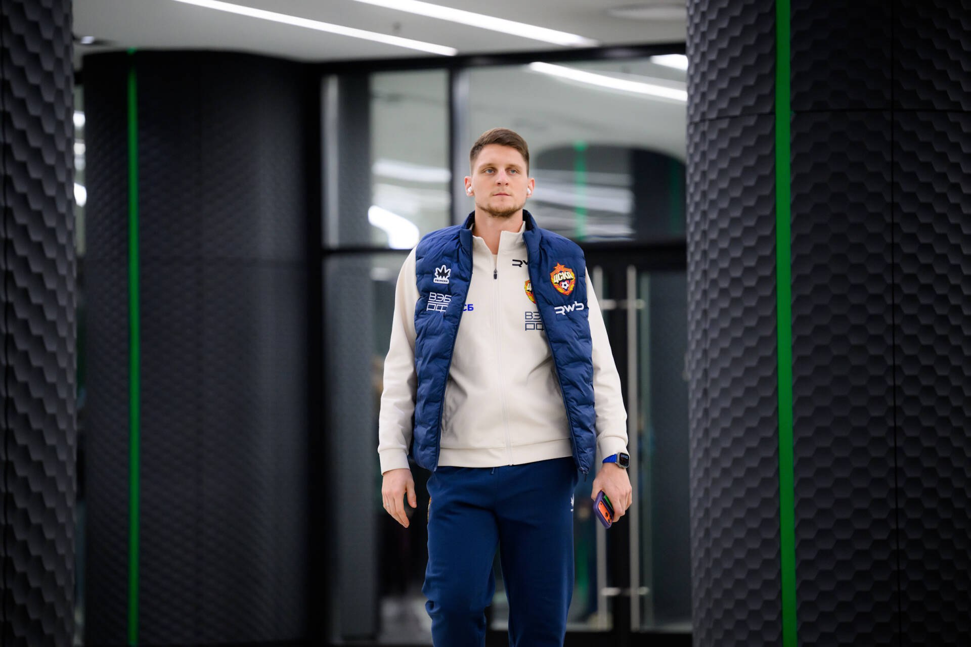 Кто кого перехитрит обмен Дивеева на Лусиано выгоден для Зенита или ЦСКА Зенит и ЦСКА готовят один из самых громких обменов в РПЛ за последние годы Защитник Игорь Дивеев может отправиться в Зенит в обмен на нападающего Лусиано Гонду Кто выиграет от этой сделки больше петербуржцы или армейцы в материале ТИ Спорта Читать полностью