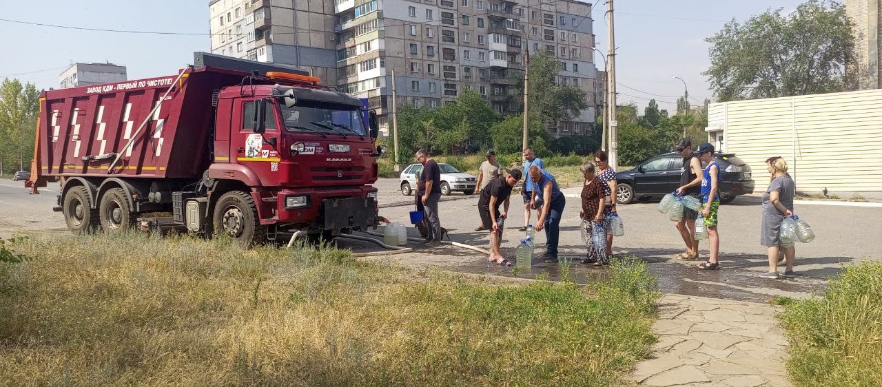 В Алчевске продолжается подвоз воды населению 13 июля Алчевску оказана помощь от Минтранса ЛНР – в город доставлена автоцистерна на базе «Камаз» с 10 тоннами технической воды для бытовых нужд. Жители набирают воду в районе ул. Дунауйварошская-ул. Гмыри, затем автоцистерна направится на ул. Липовенко. Помощь жителям оказывается и на территории Свято-Покровского храма по ул. Волгоградская. Сюда идут алчевцы, когда происходят перебои с водоснабжением. И сегодня на территорию храма приходят жители, чтобы набрать воду. Подробнее ознакомиться с графиком подвоза воды на 13.07.2025 можно здесь.