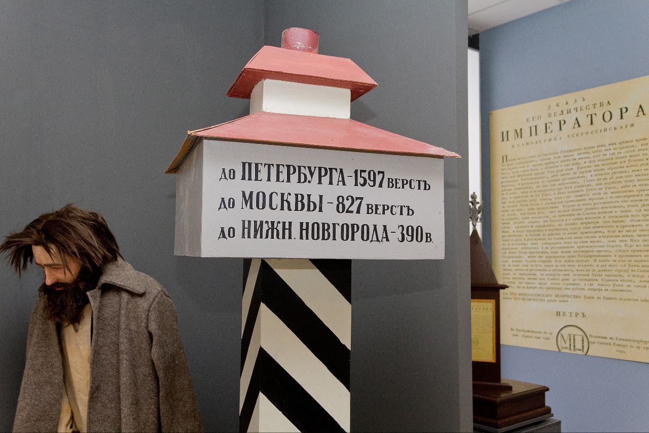 Нем и глух а счёт знает Знаете что это Верстовой столб Начали устанавливать верстовые столбы с указанием расстояния между городами ещё в XVI веке а там где столбы стояли дорога стала называться столбовой 22 сентября 1764 года по приказу императрицы Екатерины II деревянные верстовые столбы на всех царских маршрутах должны были быть заменены на более прочные и долговечные каменные сделанные по единому образцу в виде обелисков из гранита или мрамора Их высотой 10 метров с флюгерами в виде лошади изготавливали в строительных мастерских Исаакиевского собора На первом и последнем столбе было решено установить солнечные часы Со временем стало очевидно что ставить каменные столбы слишком накладно Радея о сохранности казны император Александр I в 1817 году приказал вновь делать верстовые столбы деревянными с наклонными черно белыми полосами для лучшей видимости А также предписывалось при въезде в каждый населенный пункт поставить столб с доской показывающей как селение сие называется кому принадлежит и какое имеет число душ Экспозиция Музейно образовательного центра История юстиции в Казани улица Хади Такташа 124 корпус 3 музеюТатарстана130лет