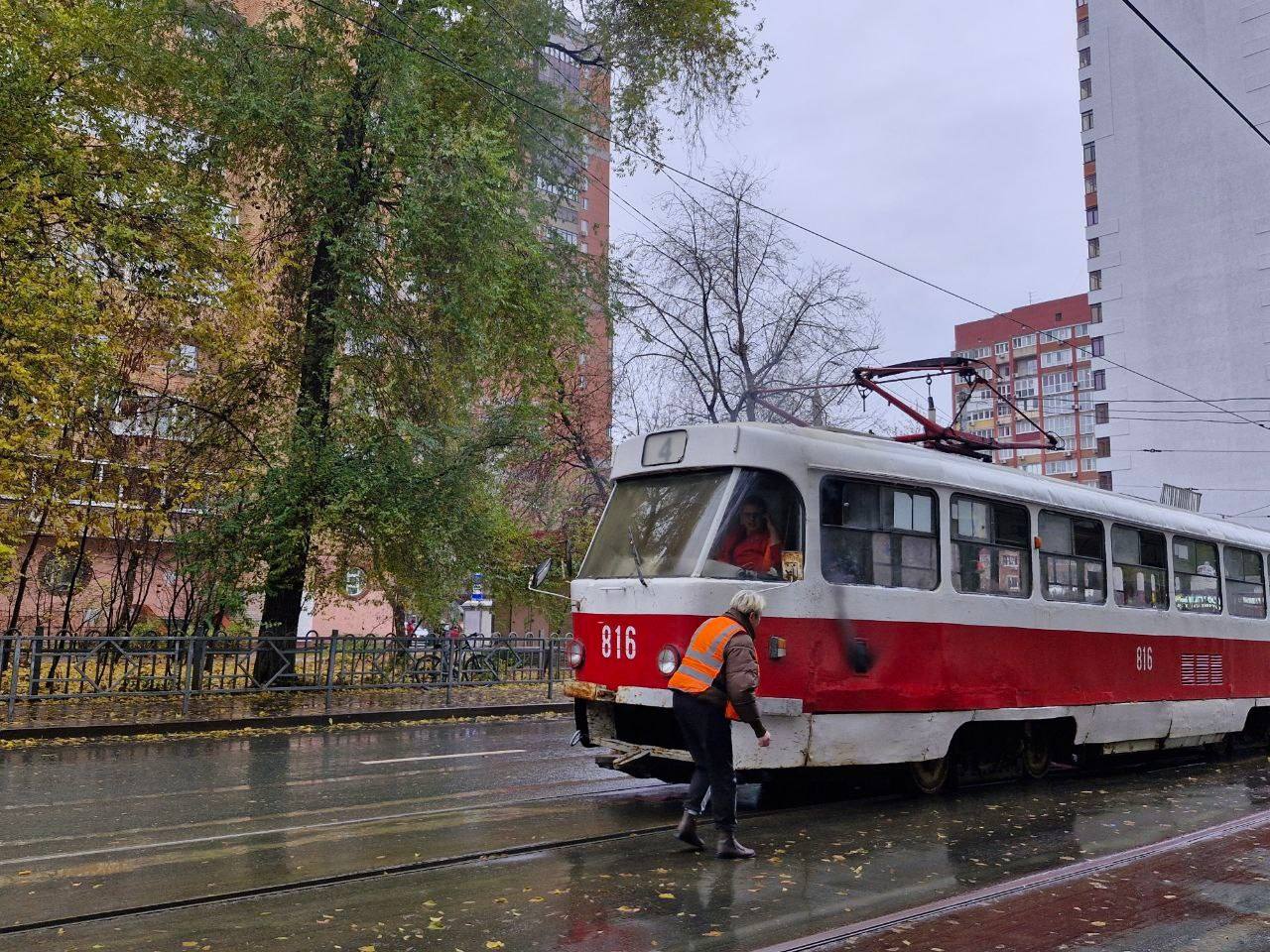 В Самаре на улице Полевой загорелся трамвай Как сообщили очевидцы пассажиров в салоне на момент пожара не было 28 октября около 14 00 в центре Самары на перекрестке улиц Полевой и Арцыбушевской произошло возгорание в трамвае Из технологического отверстия вагона валил черный дым Со слов свидетелей трамвай был пуст Происшествие привело к остановке движения трамваев по улице Полевой в направлении улицы Мичурина На момент происшествия за горящим вагоном скопилось не менее трех составов Водитель трамвая следовавшего сразу за аварийным присоединился к коллеге и совместными усилиями они пытались потушить пламя до прибытия сотрудников МЧС Источник Самарское Обозрение ЕЩЁ Самара в МАХ Подписаться на ЕЩЁ Самара Прислать НОВОСТЬ