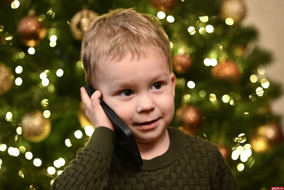 Алло это Дед Мороз Да снова можно звонить В России снова заработала официальная горячая линия Деда Мороза из Великого Устюга Позвонить можно бесплатно и детям и вместе с родителями Телефон 8 800 101 10 42 Линия будет работать до 31 декабря Что ждёт на том конце провода   разговор со Снегурочкой возможность рассказать какой подарок хочется на Новый год зимние загадки тёплые пожелания для Деда Мороза Звонки принимают цифровые помощники разработанные Ростелеком Контакт центром Они умеют понимать даже самых маленьких за несколько лет линия приняла более 320 тысяч звонков со всей страны Сам Дед Мороз обещает если желание искреннее оно обязательно найдёт дорогу к исполнению Так что если дома есть дети или взрослые которые всё ещё верят в чудо самое время набрать номер и добавить в декабрь немного настоящего новогоднего волшебства ПЛН в MAX