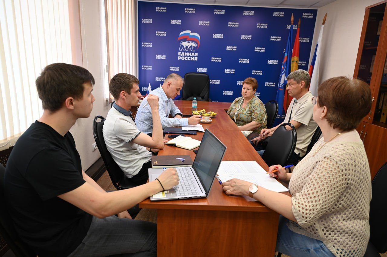 В местном отделении партии «Единая Россия» провел очередной личный прием жителей г. о. Серпухов. Прямой диалог с людьми – самый эффективный способ решать наболевшие вопросы. Прием начался со встречи с волонтерами, недавно вернувшимися с линии фронта. Они передали обращения от участников специальной военной операции, и мы обязательно проработаем каждое из них. Поддержка наших защитников – всегда в приоритете. Кроме жителей Серпухова, на прием приехали граждане из других муниципалитетов нашего избирательного округа. Обсуждали самые разные темы: вопросы, связанные с капитальным ремонтом; работу управляющих компаний; меры по снижению объема мусорных отходов; перерасчет пенсионных выплат; строительства тротуаров и установки дорожных знаков; социальной газификации и др. Благодарю всех, кто пришел и доверил мне свои вопросы. Каждое обращение будет на контроле. #АлександрКоган #депутатГД