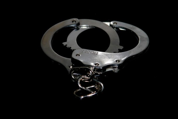 В Киришах арестовали мужчину, обвиняемого в убийстве несовершеннолетнего 17-летней давности Как сообщает Следком Ленобласти, избрана мера пресечения в виде ареста 41-летнему жителю города Кириши. Мужчина предъявлено обвинение в убийстве несовершеннолетнего, которое было совершено 17 лет назад. По версии следствия, в феврале 2008 года, будучи 24-летним молодым человеком, ныне обвиняемый на почве личных неприязненных отношений к несовершеннолетнему вывез его в лес в 150 метрах от автодороги "Кириши-Велья". Там он избил своего оппонента, после чего тот скончался от множественных травм. "Длительное время преступление оставалось нераскрытым, однако следственно-оперативная работа, направленная на установление виновного лица и привлечение его к ответственности, продолжалась", - сообщили в СК Ленобласти. pxhere.com