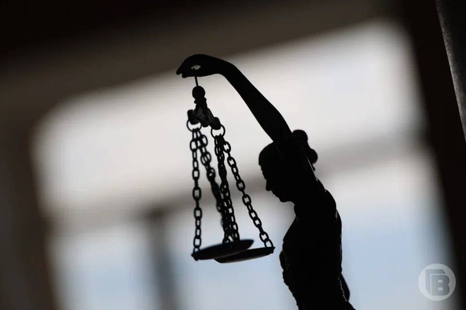 Под Волгоградом мужчина осужден за кражу одежды на 18 миллионов рублей Его приговорили к 2,5 годам колонии общего режима. Жирновский райсуд Волгоградской области вынес приговор по делу о мошенничестве в особо крупном размере. 37-летний житель Московской области признан виновным по ч. 4 ст. 159 УК РФ. Прокуратура Жирновского района поддержала обвинение. В марте 2024 года фигурант сдал в аренду юрлицу несколько большегрузов для перевозки партии одежды из-за рубежа. Планировалось продать товар в России. Однако на складе выяснилось, что сопроводительные документы поддельные, а одежды на сумму более 18 миллионов рублей не хватает. Мужчина полностью признал вину. Суд приговорил его к 2 годам и 6 месяцам лишения свободы в исправительной колонии общего режима. Приговор пока не вступил в силу и может быть обжалован.