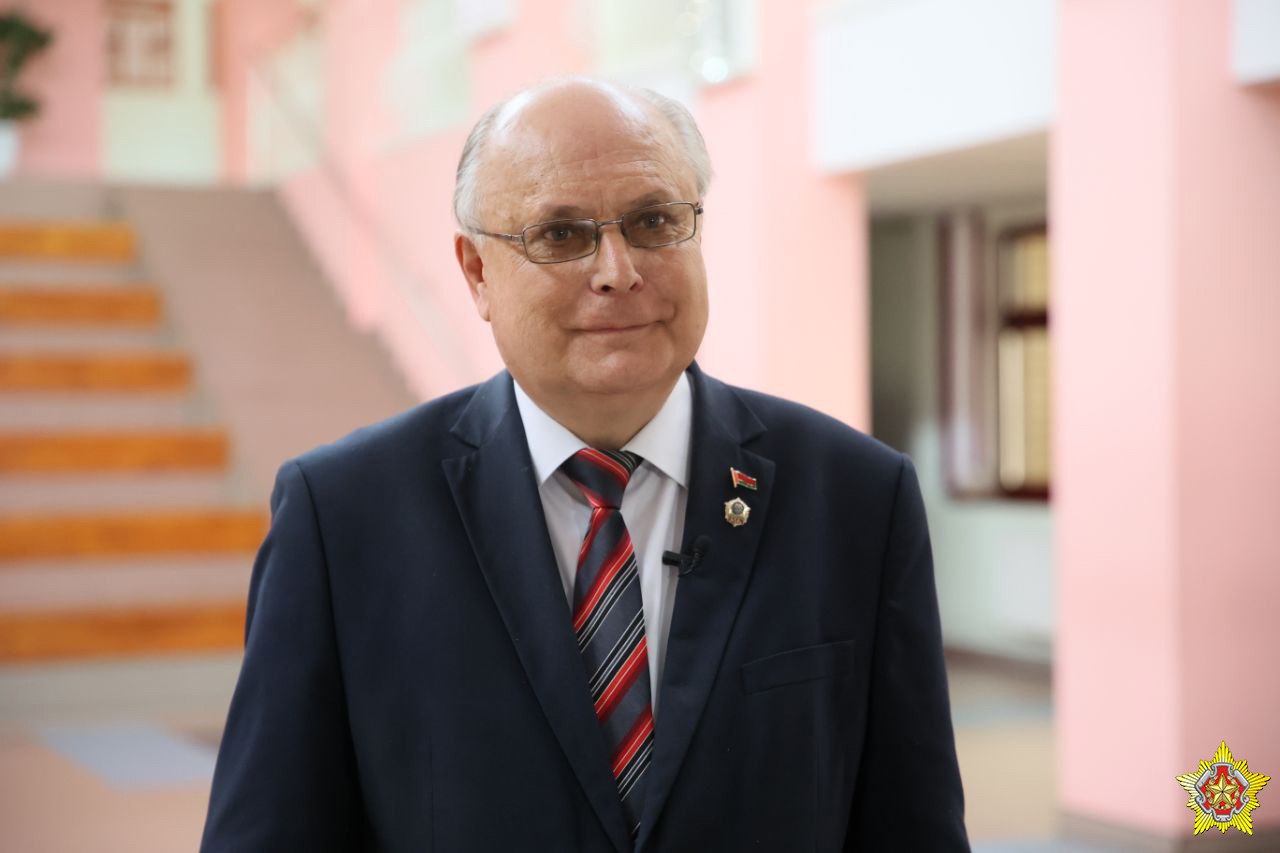 Директор Минского областного кадетского училища Сергей Метельский: «Хорошим примером взаимодействия с Министерством обороны является совместное проведение учебно-полевых сборов для 10-х классов. В течение последних двух лет они проходили на базе 72-го гвардейского Объединенного учебного центра. По итогам прошлого года наши учащиеся 10 класса, находясь на сборах, получили переходящий приз от Координационного совета при Совете безопасности по вопросам кадетского образования и приз от Министерства обороны. Планка достаточно высока. В этом году мы готовимся также принять участие в подобных сборах, которые пройдут на базе Военной академии. На территории училища вы можете видеть выставку военной техники, которая была предоставлена Министерством обороны. Мы бережно ухаживаем за ней. Например, последняя покраска техники, которая требует специальных знаний, была осуществлена силами нашей шествующей 30-й отдельной Краснознаменной железнодорожной бригады. Также мы взаимодействуем со всеми воинскими частями Слуцкого гарнизона. В этом году планируем, что около 18 человек будут поступать в вузы в интересах Министерства обороны». Фото: Артём Берестень, «Ваяр» Проголосовать за канал