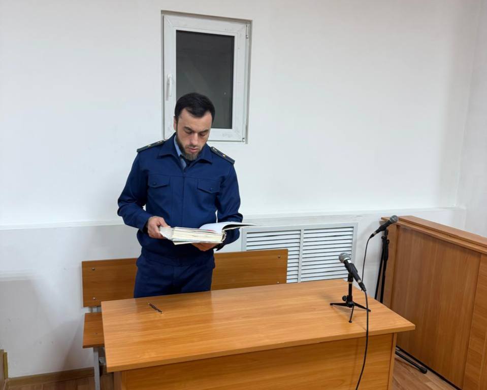 Прокуратура Кировского района Махачкалы поддержала государственное обвинение по уголовному делу о незаконном обороте особо ценных биологических ресурсов Кировский районный суд г Махачкалы с участием государственного обвинителя прокуратуры района вынес приговор в отношении жителя республики Он признан виновным по ч 1 ст 258 1 УК РФ незаконные приобретение хранение и перевозку особо ценных водных биологических ресурсов принадлежащих к видам охраняемыми международными договорами Российской Федерации В судебном заседании установлено что мужчина незаконно приобрел особо ценные водные биологические ресурсы вида русский осетр в количестве 44 экземпляров Затем поместил их в свой автомобиль марки Toyota Camry в котором незаконно хранил и перевозил Осужденному назначено наказание в виде 250 часов обязательных работ У него конфискован автомобиль Toyota Camry