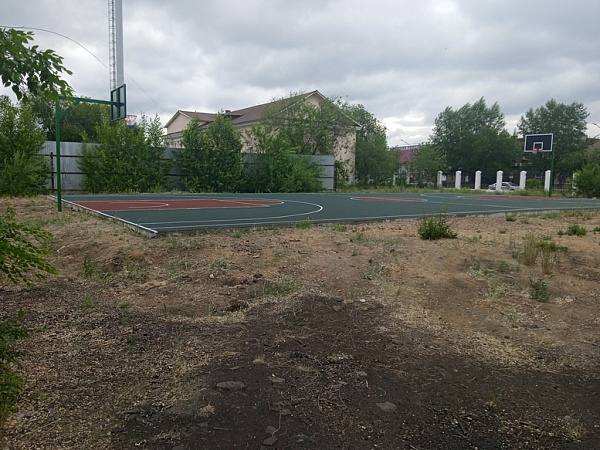 В центре Улан-Удэ появилась новая баскетбольная площадка  «Байкал-Daily» оценил новую площадку для игры в баскетбол. Она находится в верхней части Горсада около электроподстанции на улице Борсоева.