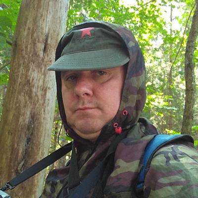 Во Владимирской области погиб известный спортивный картограф Константин Токмаков — его, предположительно, избили и бросили в лесу военные 52-летний Константин Токмаков — один из ведущих составителей спортивных карт — погиб во время работы во Владимирской области. Как сообщает «Медиазона» , он составлял карту рядом с воинской частью по госконтракту, когда на него напали двое военных. По данным издания, военные избили Токмакова и оставили его в лесу. Он успел передать координаты другим картографам и включить сигнал SOS, но помощь не успела вовремя. Вскрытие, по словам источника, показало, что смерть наступила в результате побоев. О гибели специалиста 19 апреля сообщила Федерация спортивного ориентирования Ленобласти, указав лишь, что Токмаков «скоропостижно скончался». Подробности стали известны позже. Его жена написала в чате ориентировщиков, что муж погиб «от рук военных», а «преступники задержаны, ведется следствие». — Признана властями РФ иноагентом. Подписаться Помочь RusNews