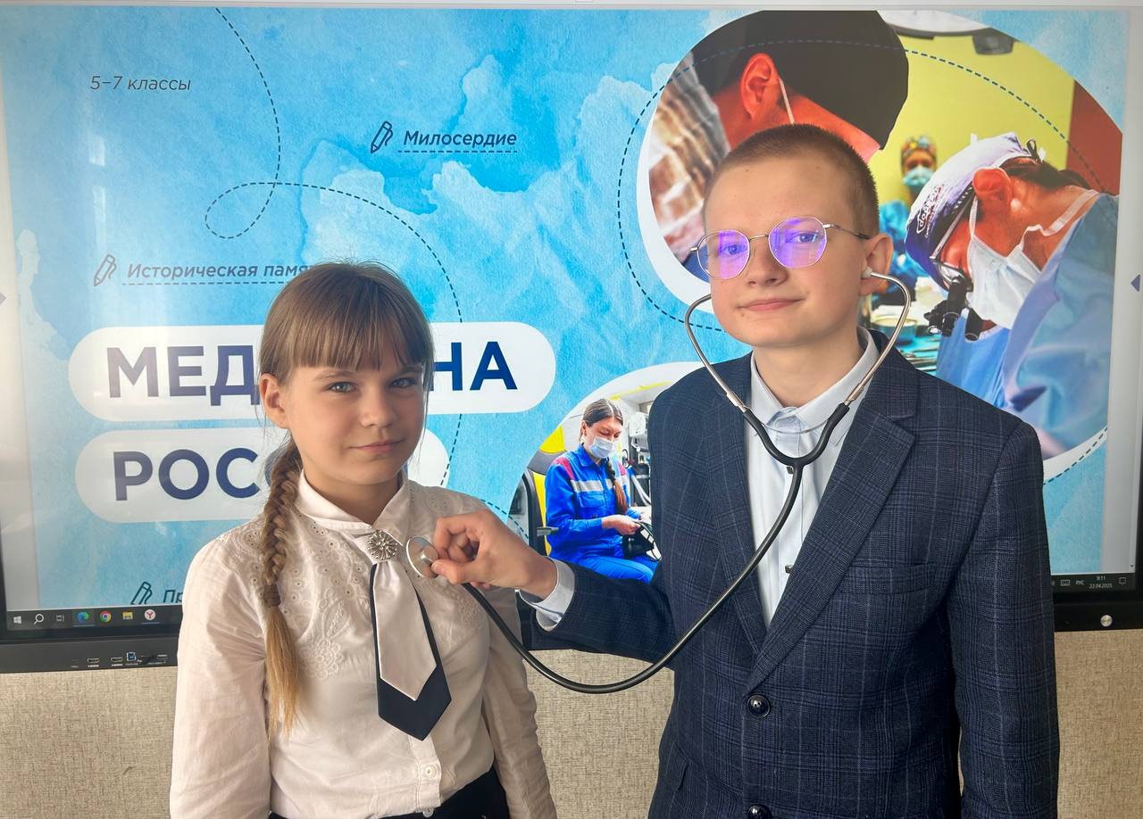 22 апреля в школах ДНР прошли занятия проекта «Разговоры о важном», объединённые общей темой «Медицина России». Вместе с педагогами школьники поговорили о значимости медицины для общества и государства, о моральных ценностях, которые лежат в основе работы врачей и других медицинских работников, а также узнали о различных видах медицинской помощи и современных достижениях российской медицины. Также ребята посмотрели тематические видеоролики и выполнили интерактивные задания. Вывод был сделан такой: профессия врача требует больших усилий и ответственности.