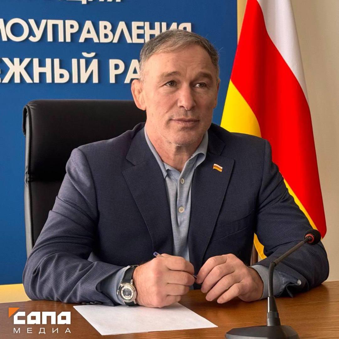 Минспорта Северной Осетии возглавит глава Правобережного района Сослан Фраев Этот пост ему предложил занять глава региона Сергей Меняйло. Нынешний министр физкультуры и спорта Артур Хадонов, назначенный на эту должность год назад, останется работать в статусе замминистра. На место Фраева выдвинута кандидатура главы АМС Правобережного района Казбека Мрикаева. Меняйло отметил, что Сослан Фраев сам из спортивной среды и понимает, с какими задачами и вызовами сталкивается отрасль. «А значит, сможет принимать решения не оторванные от жизни, а понятные и нужные. Он хорошо ориентируется в ключевых для Осетии видах спорта, в том числе, в спортивной борьбе. Важно, чтобы этим направлением занимался человек, который это чувствует сердцем», — сказал глава региона. Он поставил перед новым министром несколько задач, в том числе по развитию массового спорта и олимпийских дисциплин, включая борьбу. Глава региона считает важным создание совета тренеров. Также Фраеву поручено провести аудит спортшкол, аттестацию тренеров, оценить их нагрузку и результаты воспитанников. Кроме того, подчеркнул Меняйло, стоит подумать о системе поощрений тренеров и спортсменов, показывающих хорошие результаты. Также глава Северной Осетии сообщил, что скоро Федерация волейбола переедет из Центра спортивной борьбы в спортзал одного из учебных заведений региона. В самом центре установят пять новых ковров, здесь будут тренироваться только борцы. Подписывайся на «Сапа 15»
