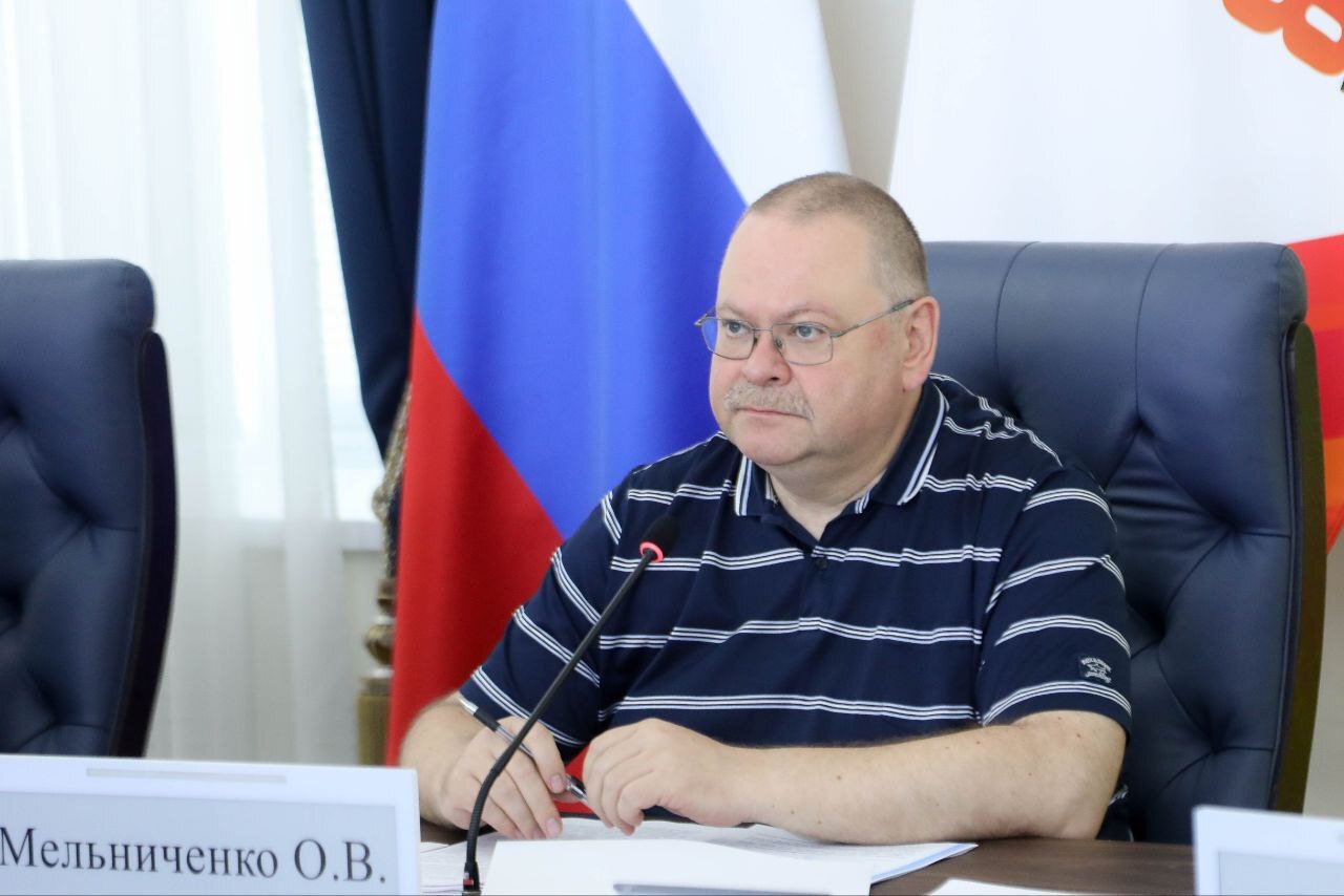 На заседании правительства Пензенской области губернатор подчеркнул важность строгого контроля за работой на значимых для граждан направлениях. В этом году из регионального бюджета дополнительно выделены средства на ремонт дорог в областном центре. В рамках программы планируется обновить около 330 тысяч квадратных метров дорожного покрытия на 27 участках. Также продолжается благоустройство общественных пространств. К 1 августа должны завершить работы в парке Белинского, а также обустроить спуск из парка на улицу Пацаева. До конца лета планируется отремонтировать 184 двора в Пензе. Кроме того, срок открытия сквера «Семейный» на улице Антонова был перенесён на месяц раньше запланированного — его планируют открыть 1 сентября. Не менее важно — работа с обращениями граждан. По данным ЦУРа за второй квартал через соцсети поступило более 22 тысяч сообщений.