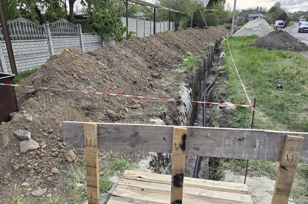 Бурятия до конца года обновит пять участков водоводов в Старобешево Как рассказал глава Старобешевского муниципального округа Николай Михайлов, бурятские специалисты приступили к замене труб на улице Чкалова от пересечения с улицей Почтовая до улицы Набережная . «На сегодняшний день здесь ведется работа по разработке грунта. Всего на этом участке будет заменено 700 метров водопроводных труб диаметром 100 мм», — отметил Михайлов. Читать полностью Подписаться