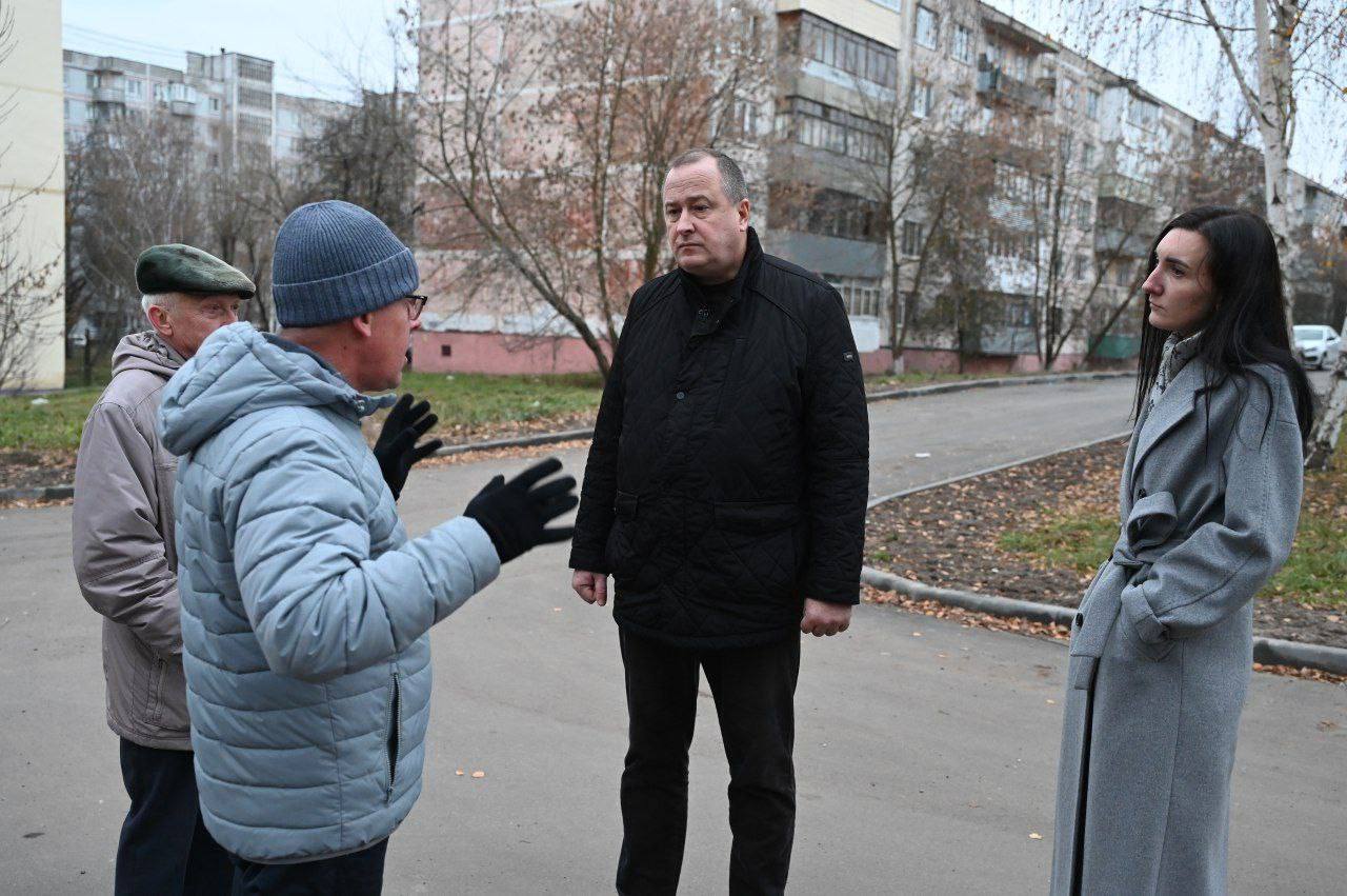 В Серпухове внедряют новый формат приема граждан  Особенность — в комплексном решении вопросов непосредственно на месте с выездом на объекты. Первую такую встречу администрация провела с жителями домов УК «Добрый дом».   Обращения поступили разноплановые:   Один житель пожаловался на асоциальный образ жизни соседки, которая спровоцировала возгорание в квартире. Поручил подготовить документацию для решения вопроса в судебном порядке.      Были вопросы по комплексному благоустройству двора, ..., а также по некорректному поведению граждан в общественных местах. Подготовим обращение в полицию о необходимости  регулярного патрулирования территории.  Как сообщает Сергей Никитенко, практика подобных встреч показала эффективность и будут продолжена.