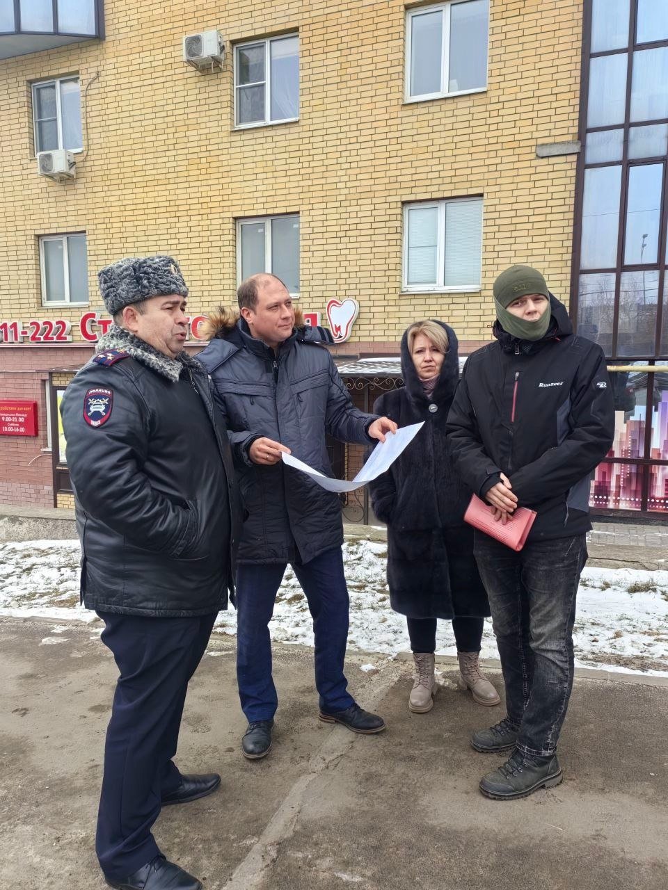 В связи с увеличением числа жителей в новом районе, где расположены многоэтажные дома на улицах Перекальского и Льва Толстого, возникла необходимость в организации регулируемого пешеходного перехода рядом с остановками общественного транспорта и  домом №11 по улице Перекальского. Об этом неоднократно писали в социальных сетях.  Сегодня председатель комитета ЖКХ Антон Бартенев  вместе с сотрудниками ГИБДД и ГУПКО «Курскэлектротранс» выехали на этот участок автомобильной дороги, чтобы обсудить возможные варианты размещения перехода с учётом безопасности при движения трамваев.  Дорога и трамвайные пути на этом участке имеют продольный уклон. Учитывая технические характеристики подвижного состава, необходимо обеспечить безопасность не только для пешеходов и автомобилистов, но и  пассажиров трамваев.  Этот вопрос требует дополнительной проработки с привлечением экспертов и компьютерного моделирования, что позволит разработать схему организации дорожного движения с учётом всех транспортных и пешеходных потоков, а также с расстановкой необходимых знаков, ограждений и светофоров  включая трамвайные . Кроме того, необходимо рассчитать циклограммы работы светофоров с учётом всех транспортных  потоков.