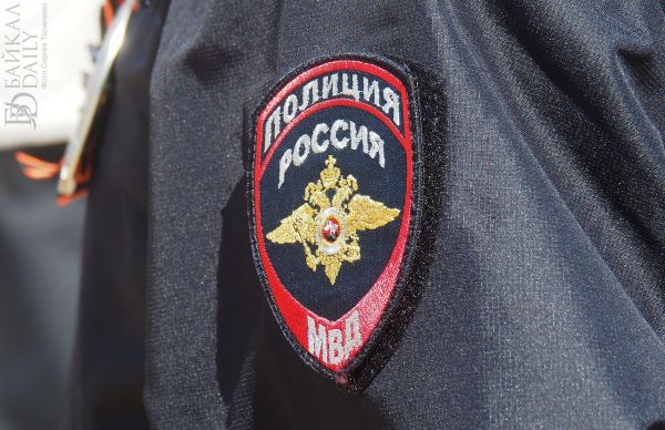 В ресто клубе Улан Удэ произошла стрельба Ночью 7 января в ресто клубе в Улан Удэ вспыхнул конфликт между двумя пьяными мужчинами Во время перепалки подозреваемый достал травматический пистолет и несколько раз выстрелил в оппонента Он был задержан и доставлен в полицию Пострадавший доставлен в медучреждение