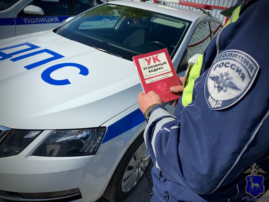 В апреле текущего года, находясь на маршруте патрулирования в селе Кошки, экипаж ДПС Госавтоинспекции О МВД России по Кошкинскому району остановил для проверки документов автомобиль Daewoo под управлением местного жителя 2003 года рождения, у которого сотрудники полиции выявили явные признаки алкогольного опьянения. Полицейские отстранили нарушителя от управления автомобилем и предложили пройти медицинское освидетельствование, которое показало наличие алкоголя в крови водителя. Как пояснил подозреваемый, в пути в его автомашине закончился бензин и, пока он ждал помощи, решил согреться при помощи спиртных напитков. Далее, заправив автомобиль, водитель принял решение продолжить путь. Госавтоинспекторы установили, что водитель на момент оформления протокола ранее привлекался к ответственности за аналогичное правонарушение и его лишили права управления транспортным средством. В отношении молодого человека возбуждено уголовное дело. Автомобиль помещен на специализированную стоянку.