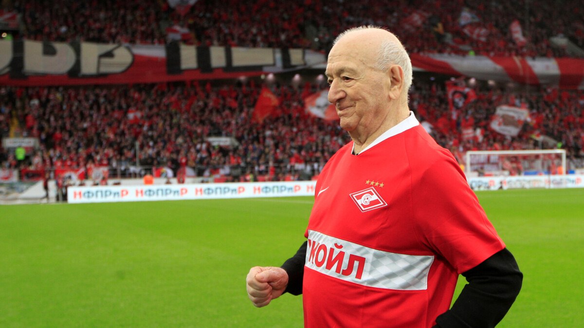 Одну из трибун стадиона Спартака назовут именем Никиты Симоняна Об этом Матч ТВ рассказал источник Много лет назад была идея назвать трибуну А именем Симоняна сам Никита Павлович был в курсе Теперь после ухода легенды Спартака эта задумка будет реализована На Лукойл Арене трибуна В названа в честь братьев Старостиных трибуна С в честь Игоря Нетто трибуна D в честь Фёдора Черенкова Возле каждой из трибун установлены памятники футболистам news matchtv ФК Спартак