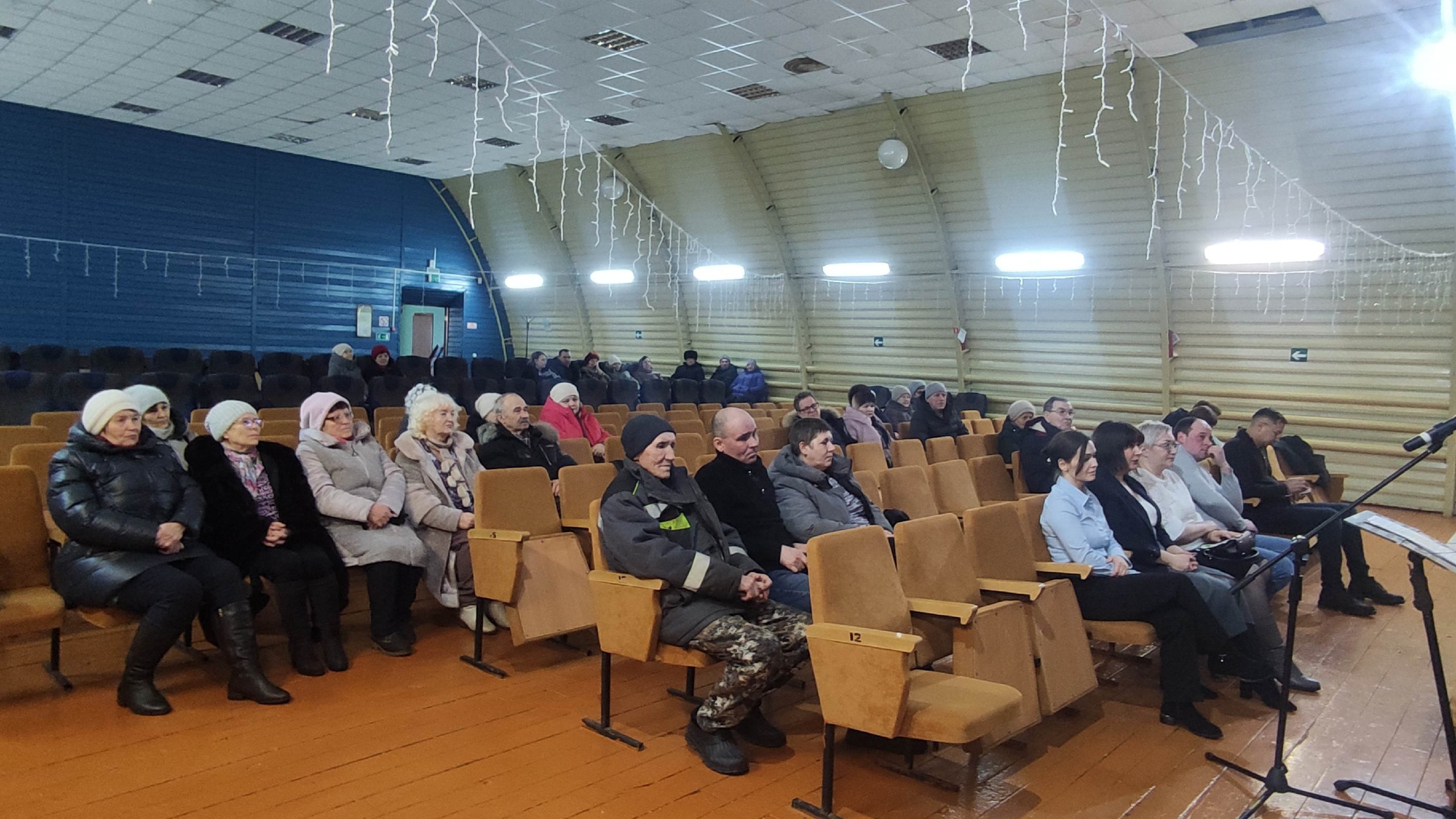 В Вагайском районе продолжаются сходы граждан.  12 февраля состоялся сход граждан в Зареченском сельском поселении. Глава сельского поселения в своем докладе рассказал о проделанной работе на территории за отчётный период, и поделился планами на 2025 год. Прокурор Вагайского района Дмитрий Сергеевич Шайкин провел профилактическую беседу с жителями о мошенничестве и мошеннических схемах. Так же выступили и ответили на вопросы представители организаций, руководитель клиентской службы отделения Фонда пенсионного и социального страхования в Вагайском районе А. А. Симонова, директор МУП «Ремжилстройсервис» Сидоров Е.В. и начальник отдела социальной защиты населения по Вагайскому району М.В. Каштанова, Спасибо жителям поселений за активное участие в обсуждении вопросов местного значения.