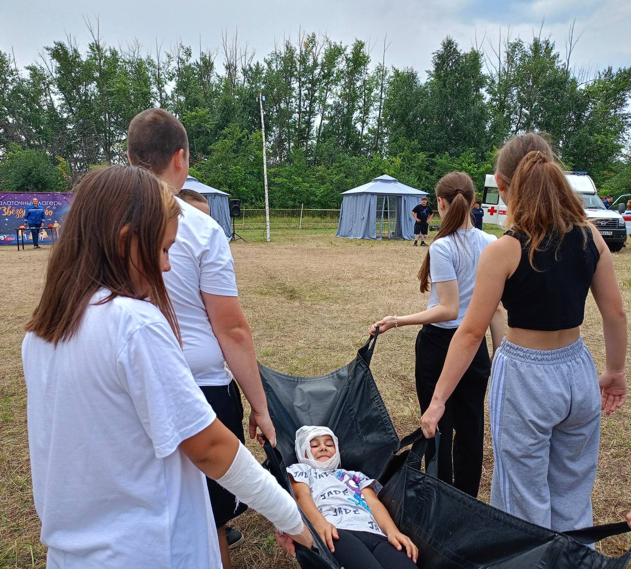 Юные полтавчане приняли участие в медицинском квесте В палаточном лагере «Звездное небо» побывали сотрудники Полтавской ЦРБ. Вместе с волонтерами-медиками они организовали для мальчишек и девчонок увлекательную образовательную игру «Экипаж спешит на помощь». Ребятам предстояло пройти несколько станций, где нужно было выполнить определенные задания. Квест помог им познакомиться с речевым модулем по вызову скорой помощи,научиться выполнять несложные манипуляции и работать в команде. Такие мероприятия знакомят подростков с профессией медицинского работника, раскрывают им все аспекты этой важной и ответственной деятельности. Приобретённые навыки обязательно пригодятся ребятам в жизни. Возможно, кто-то из них решит связать свою жизнь с медициной, — отметила главная медицинская сестра Полтавской ЦРБ Надежда Тарасенко. Каждому отряду была дана ситуационная задача и после небольшой подготовки ребята рассказывали, как они будут действовать в сложившихся обстоятельствах. Юные полтавчане учились, как грамотно оказывать первую доврачебную помощь до приезда скорой помощи, а также таким действиях при чрезвычайных ситуациях, как наложение шин и транспортировка пострадавших. Помимо этого, ребята поучаствовали в мастер-классе по оказанию неотложной помощи при таких ситуациях, как тепловой и солнечный удар, обморок, закрытая травма голени, укус жалящего насекомого, термический ожог.