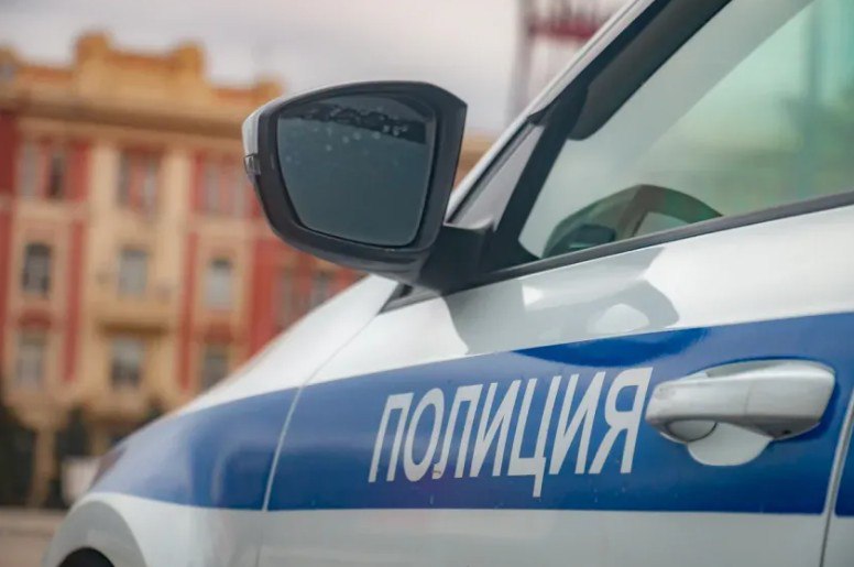 В Ростове подросток «заминировал» вокзал после ссоры с братом По данным пресс-службы транспортной полиции, сообщение о якобы существующей угрозе на станции «Ростов-Главный» поступило на интернет-платформу. Специалисты провели проверку, но она показала отсутствие какой-либо опасности. В ходе оперативно-разыскных мероприятий сотрудники МВД установили личность злоумышленника – им оказался 16-летний ростовчанин. Подросток признал, что отправил ложное сообщение о минирования после ссоры с младшим братом. Следователи возбудили уголовное дело по ч.2 статьи 207 УК РФ «Заведомо ложное сообщение об акте терроризма». Максимальное наказание для подростка по данной статье – лишение свободы на срок до 5 лет. Работа Авто Глэмпинг Медицина