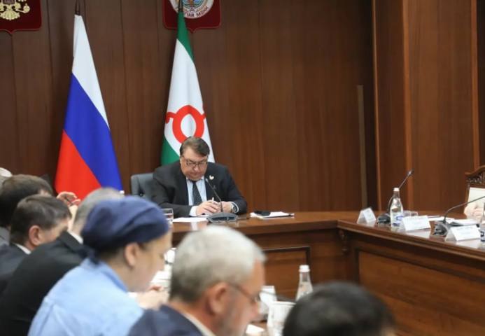 Вопросы безопасности детей в летний период обсудили в правительстве Ингушетии В правительстве республики под руководством премьер-министра Владимира Сластенина состоялось заседание комиссии по безопасности дорожного движения, посвященное вопросам профилактики детского дорожно-транспортного травматизма в летний период, сообщили газете «Ингушетия» в региональном кабинете министров. Замминистра образования Пятимат Угурчиева проинформировала, что во время каникул более 3700 детей отдохнут в 33 оздоровительных организациях республики со 2 июня по 5 августа. Для перевозки ребят в пришкольные лагеря будут задействованы 24 автобуса. Также докладчик отметила, что 31 мая на базе второй школы Сунжи состоится республиканский этап всероссийского конкурса «Безопасное колесо». Победители примут участие в финале, который пройдет в Анапе в октябре текущего года. По данным управления ГИБДД МВД по региону за 4 месяца этого года вынесено свыше 90 тыс. постановлений за нарушения, зафиксированные в автоматическом режиме. В первую очередь, это — превышение скорости, выезд на встречную полосу, проезд на красный свет, пересечение стоп-линии. Были внесены предложения по расширению системы автоматической фиксации нарушений ПДД, включая установку 35 новых комплексов в местах с высокой аварийностью. «Организация детского отдыха требует повышенного внимания и персональной ответственности на всех уровнях. Особое внимание уделите вопросам организации полноценного питания, обеспечению транспортной безопасности и строгому соблюдению санитарно-эпидемиологических требований», — отметил Владимир Сластенин. ПОДПИСАТЬСЯ ПРЕДЛОЖИТЬ НОВОСТЬ