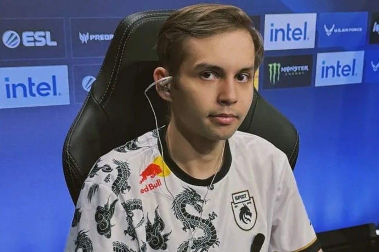 Киберспортсмен из Чувашии стал первым россиянином которому удалось пять лет подряд входить в десятку лучших игроков мира по Counter Strike В рейтинге 2025 года по версии HLTV org 24 летний уроженец Чебоксар Дмитрий sh1ro Соколов занял пятое место В составе Team Spirit в 2025 году он выиграл четыре крупных турнира четыре раза команда была третьей и один раз второй Средний рейтинг чувашского киберспортсмена по шкале HLTV 3 0 четвертый среди всех мировых профессионалов Карьера sh1ro началась в 2019 году в составе Gambit Youngsters С декабря 2023 го он выступает за Team Spirit одну из сильнейших команд планеты