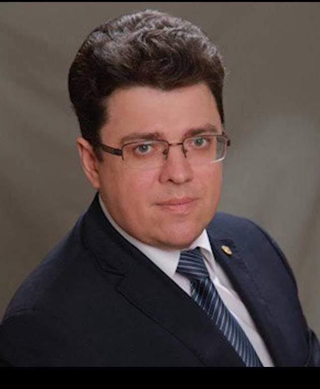 Мужчиной, который прижег себе половой орган утюгом, оказался известный в Уфе политолог уфимец Вадим Гайдук  Его госпитализировали с ожогами живота, паха, бёдер и ягодиц в Краснодарском крае. Предварительно, мужчина сам прожёг себе тело из-за того, что проиграл 300 тысяч рублей в казино на Красной Поляне.  По данным федеральных тг-каналов, 18 июня 52-летний политолог Вадим Гайдук потратил все деньги на рулетке и за покерным столом. Затем вернулся в номер. Через некоторое время вызвал скорую. Позже заявил, что якобы сам разогрел утюг, начал себя прижигать и бить. Полиция проводит проверку — выясняют, нанёс ли он сам себе эти побои. Итог - 12% поверхности тела обожжено. Медики диагностировали ожоги второй и третьей степени  некоторые раны инфицированные , а также травмы головы, гематомы лица и тела. Сейчас Вадимом занимаются не только врачи ожогового отделения и следственный комитет, но и психиатры.  Честно говоря   - подписывайтесь